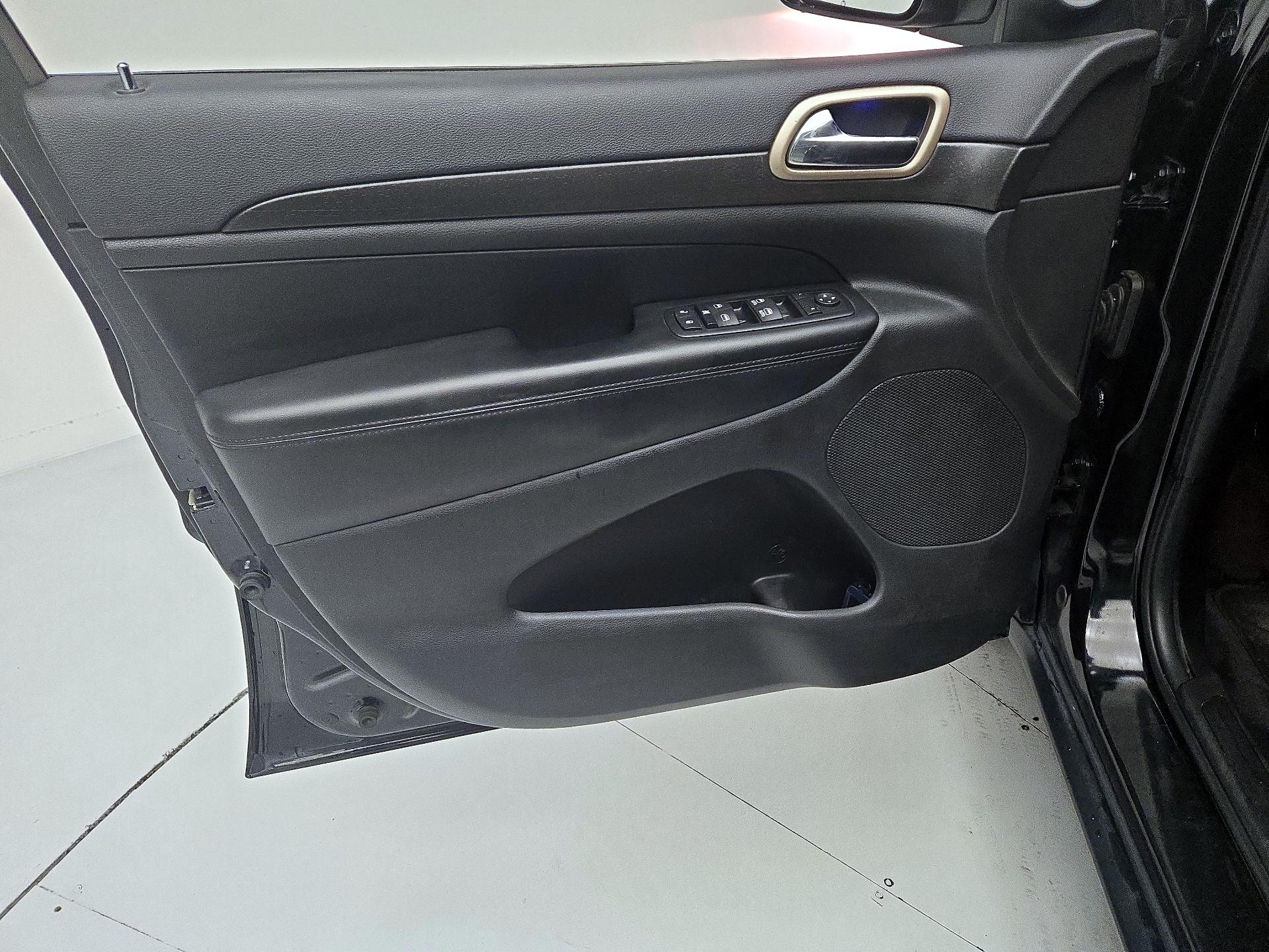 Thumbnail: 2016 Jeep Grand Cherokee - 12