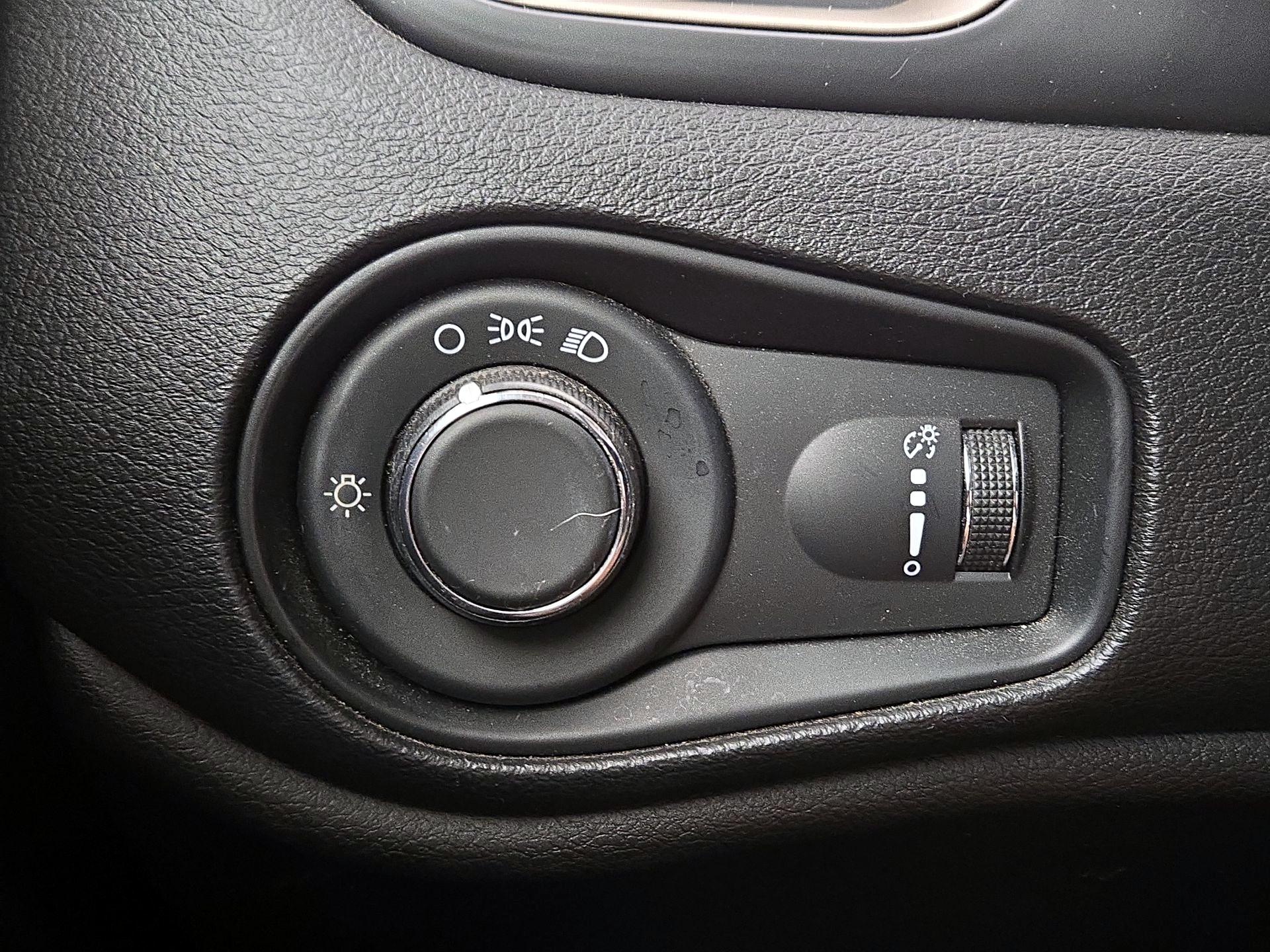Thumbnail: 2016 Jeep Renegade - 13