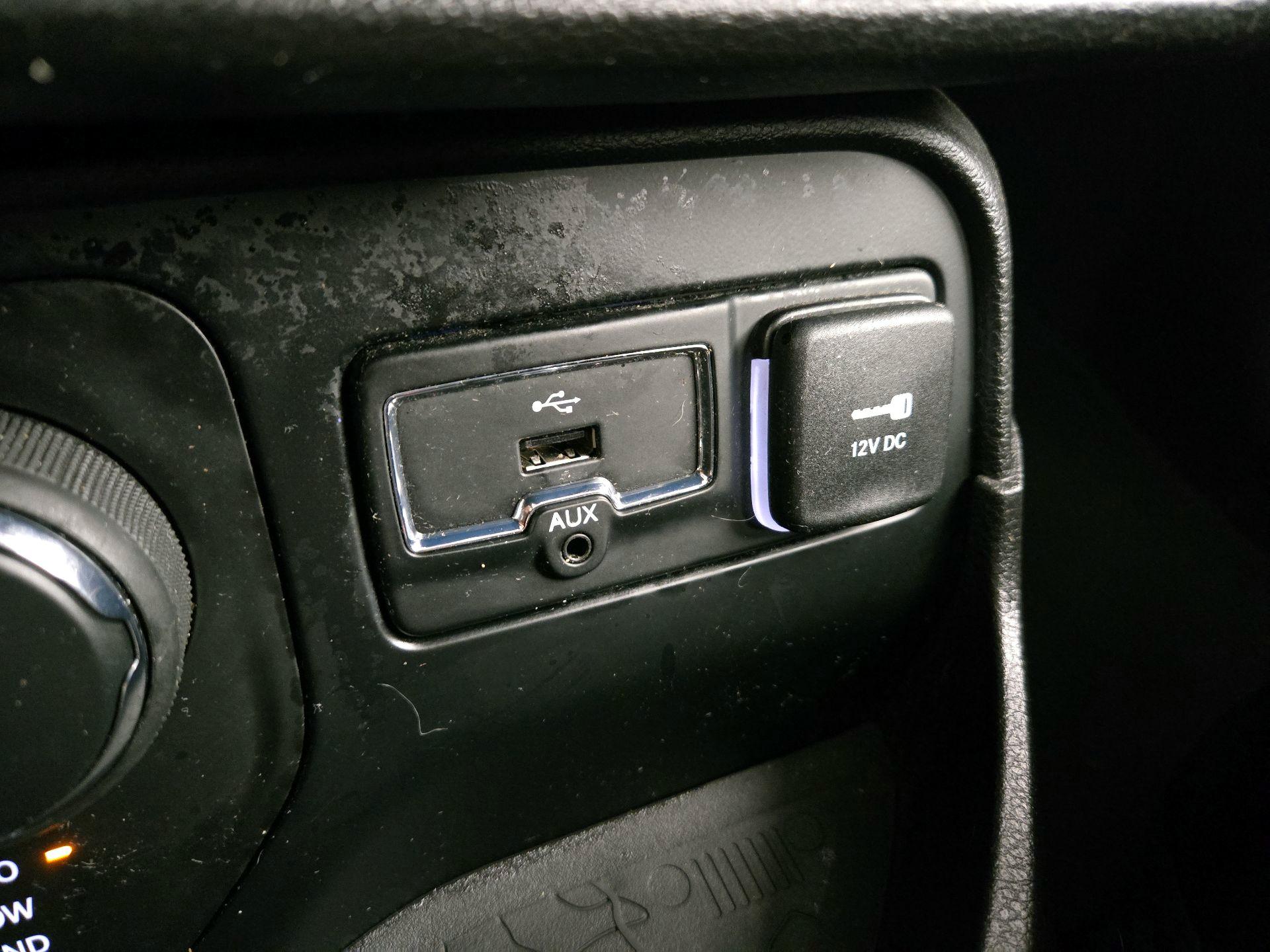 Thumbnail: 2016 Jeep Renegade - 17