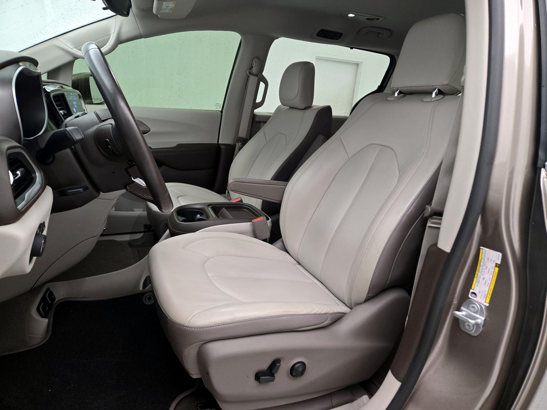 Thumbnail: 2018 Chrysler Pacifica - 11