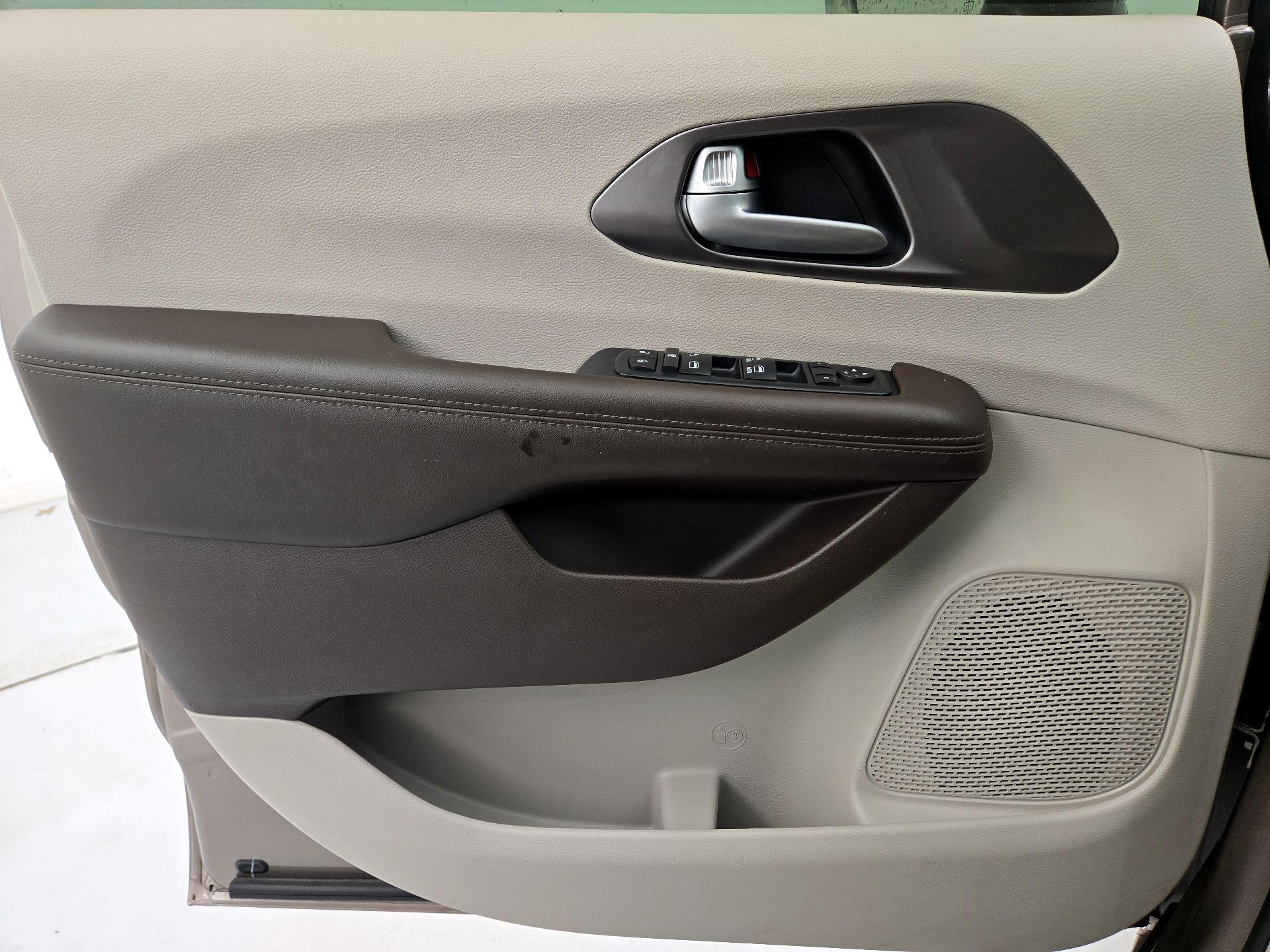 Thumbnail: 2018 Chrysler Pacifica - 12