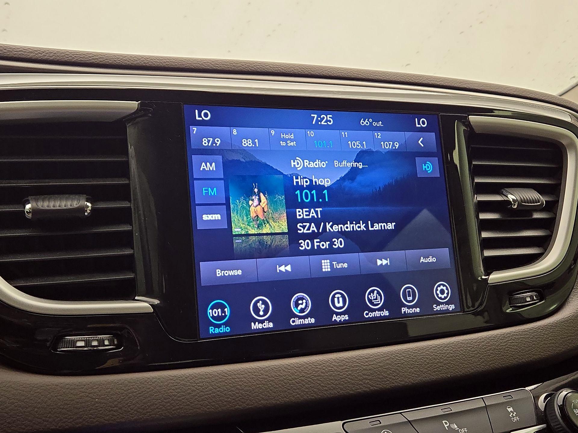 Thumbnail: 2018 Chrysler Pacifica - 15