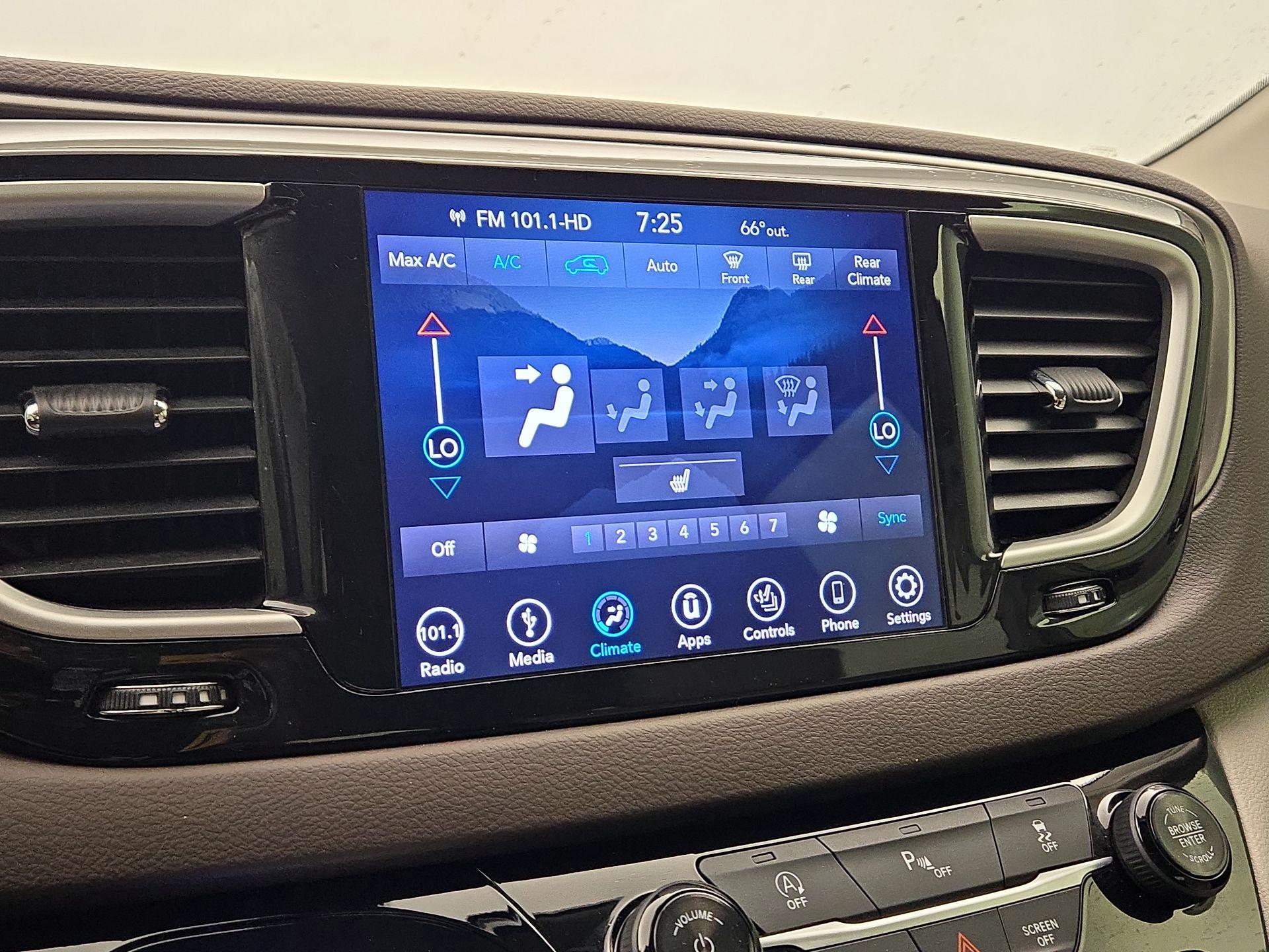 Thumbnail: 2018 Chrysler Pacifica - 16