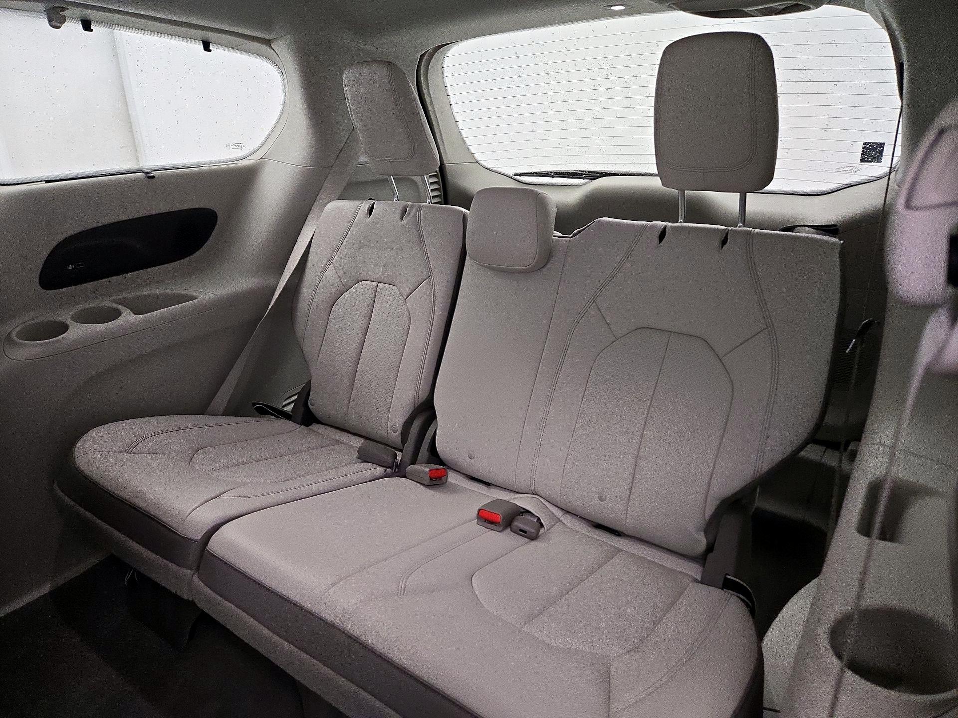 Thumbnail: 2018 Chrysler Pacifica - 20