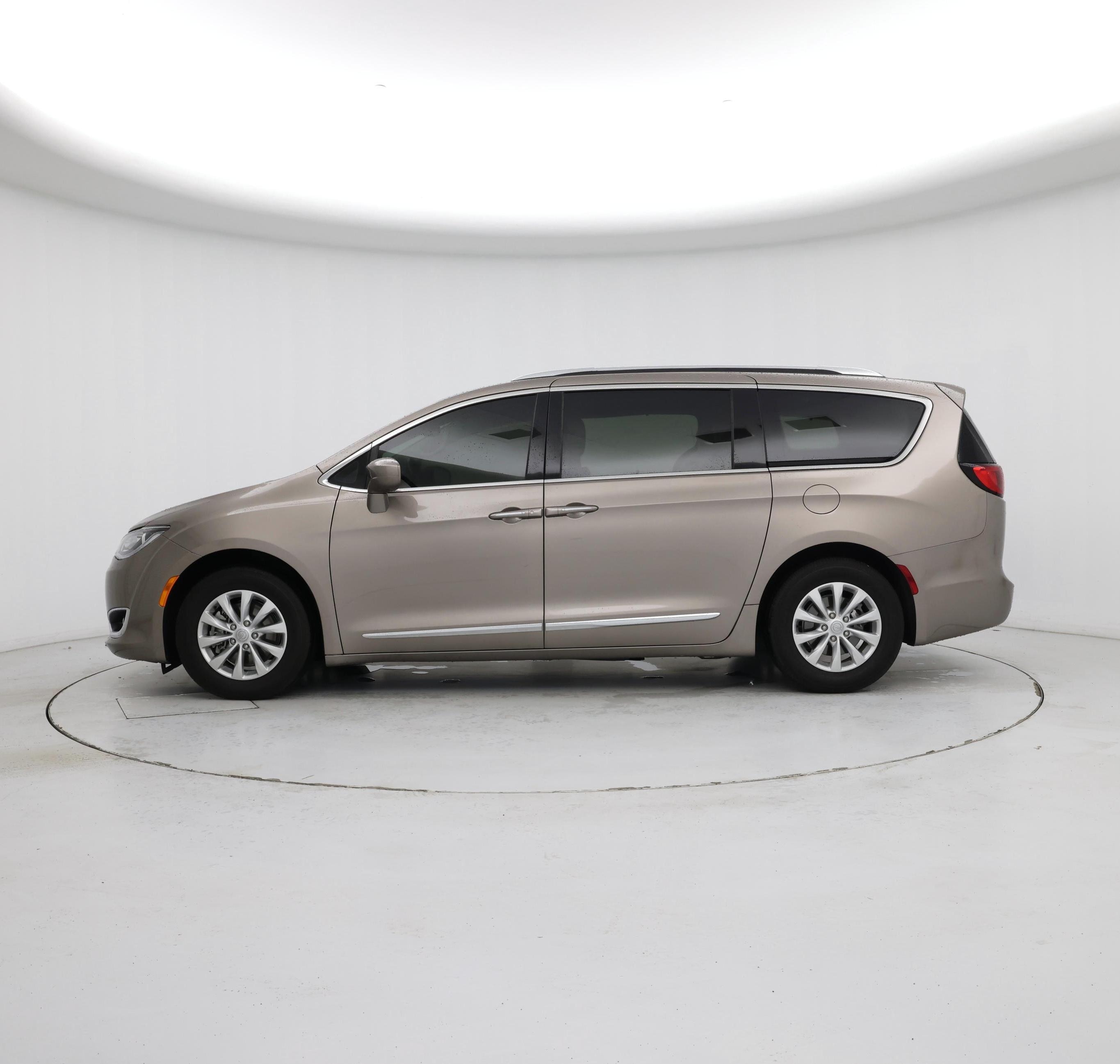 Thumbnail: 2018 Chrysler Pacifica - 3