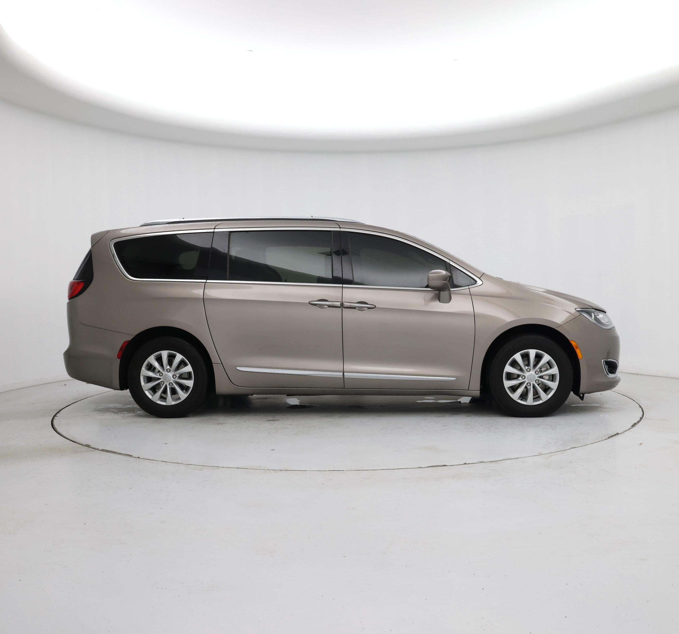 Thumbnail: 2018 Chrysler Pacifica - 7