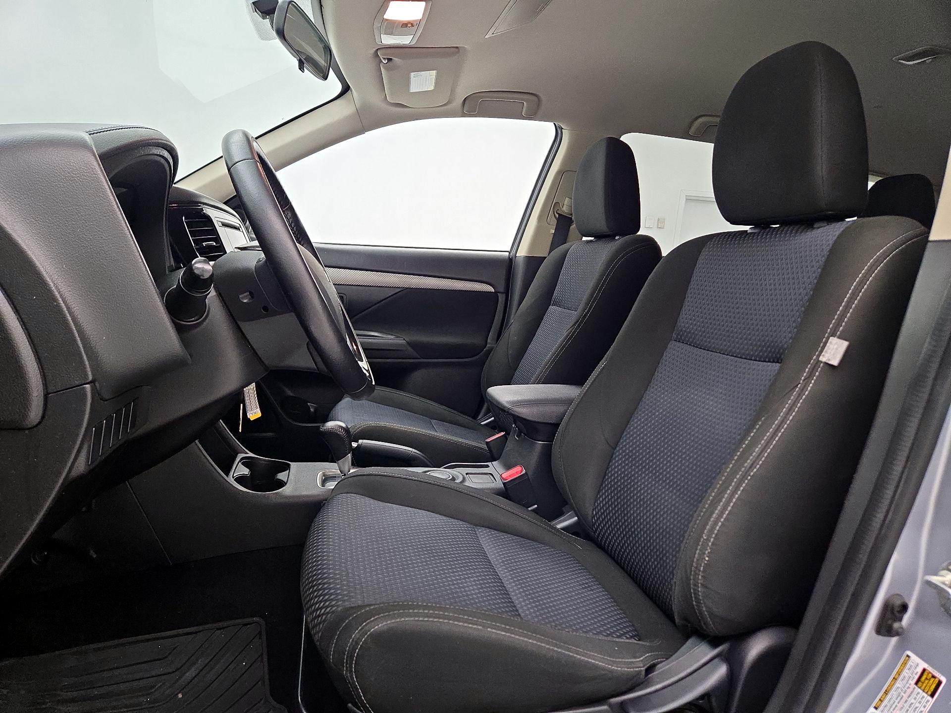 Thumbnail: 2016 Mitsubishi Outlander - 11