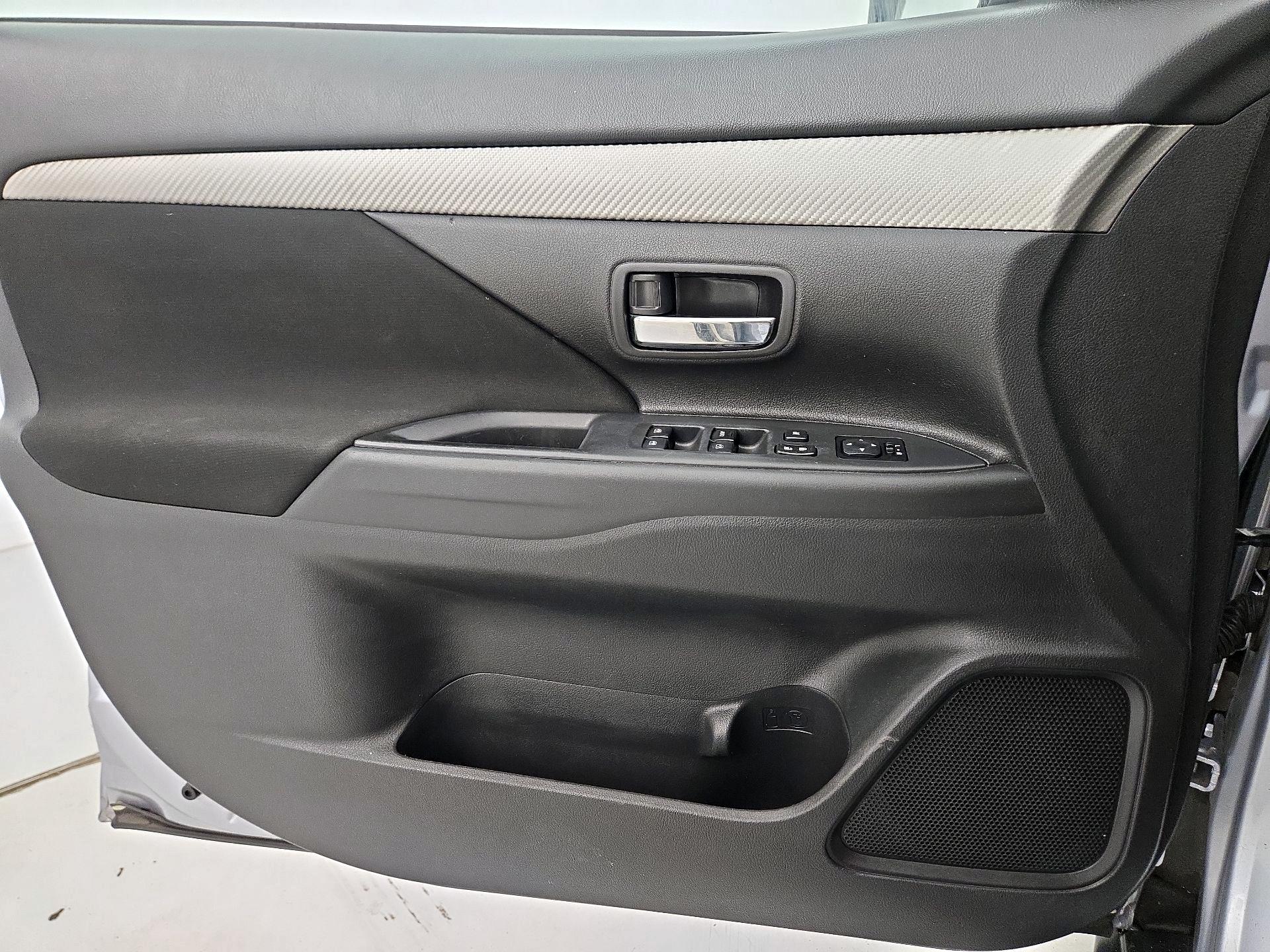Thumbnail: 2016 Mitsubishi Outlander - 12