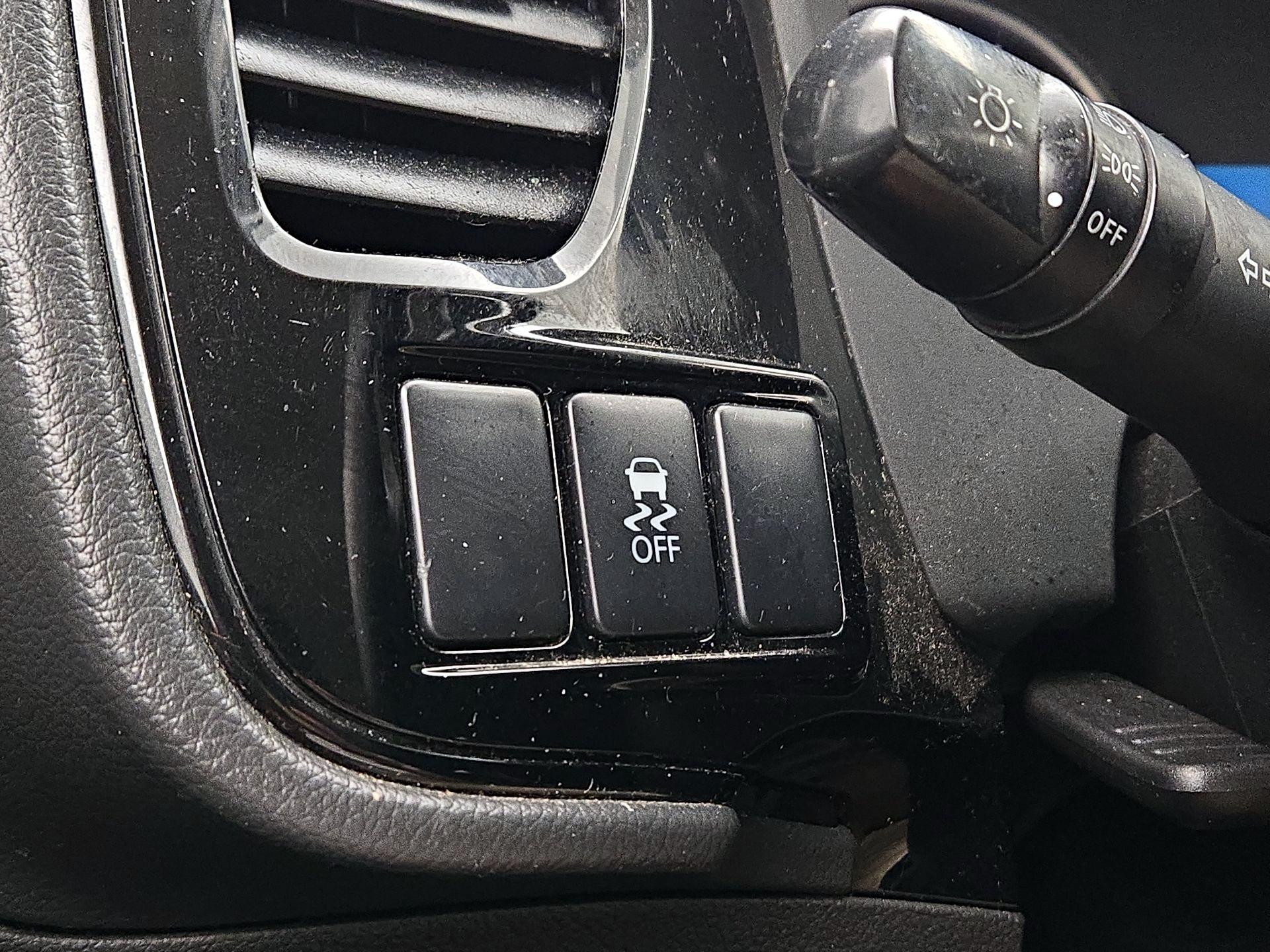 Thumbnail: 2016 Mitsubishi Outlander - 13