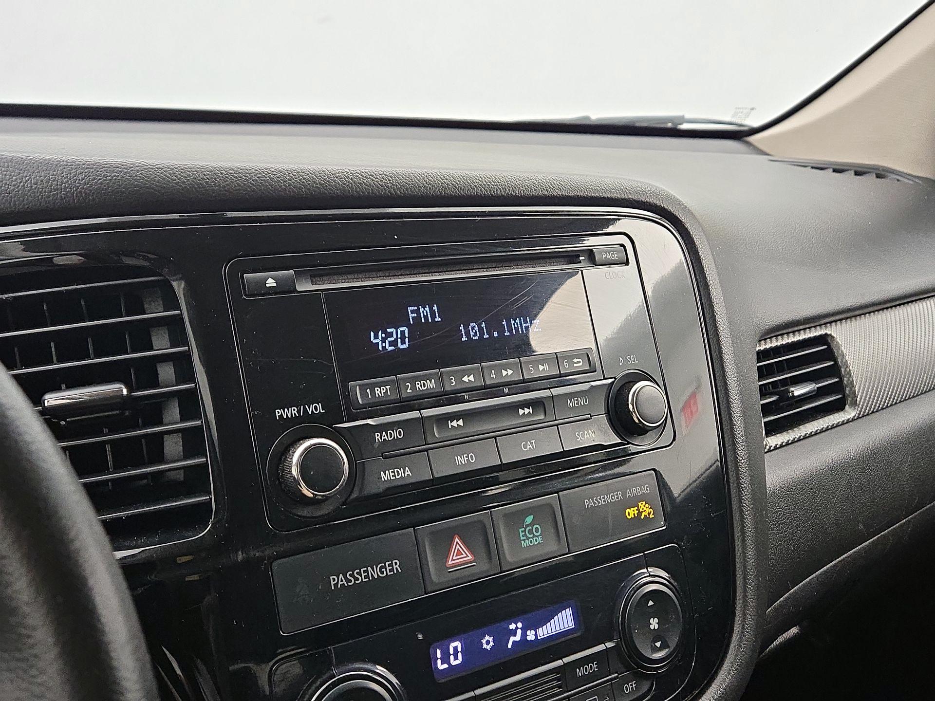Thumbnail: 2016 Mitsubishi Outlander - 14