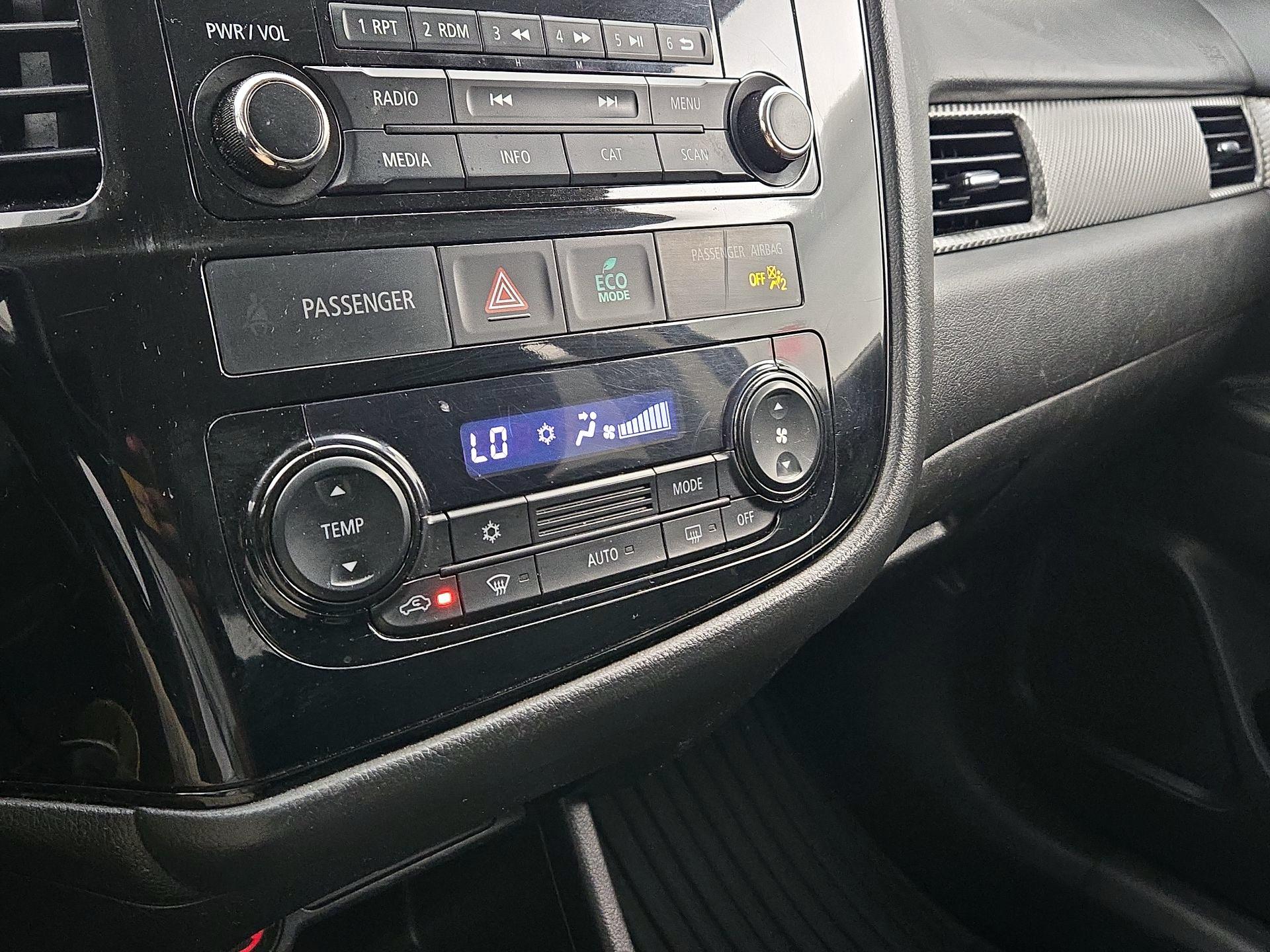 Thumbnail: 2016 Mitsubishi Outlander - 15