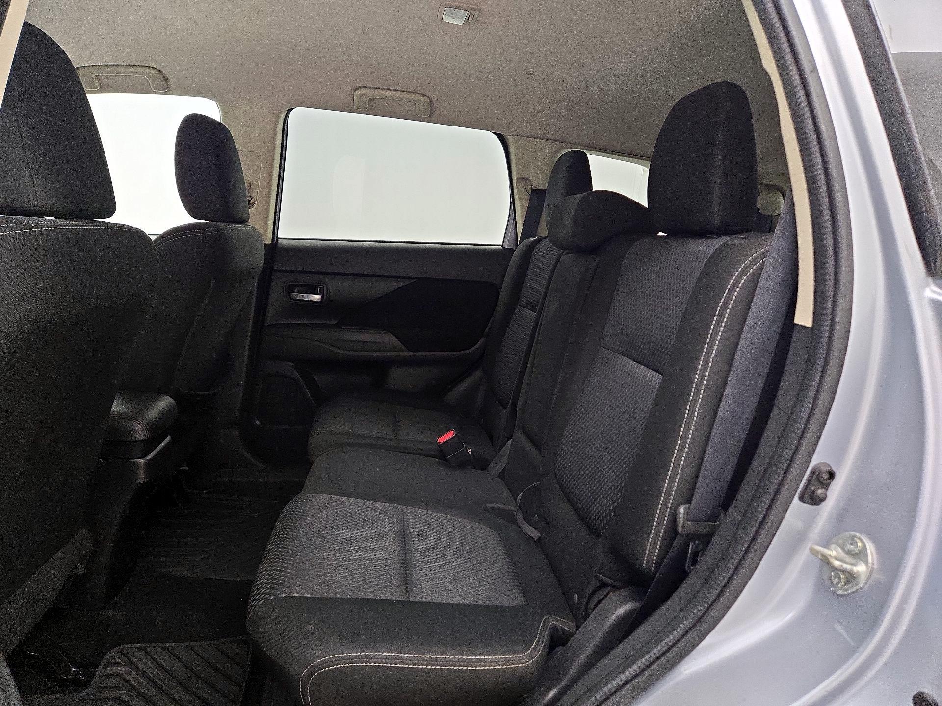 Thumbnail: 2016 Mitsubishi Outlander - 18