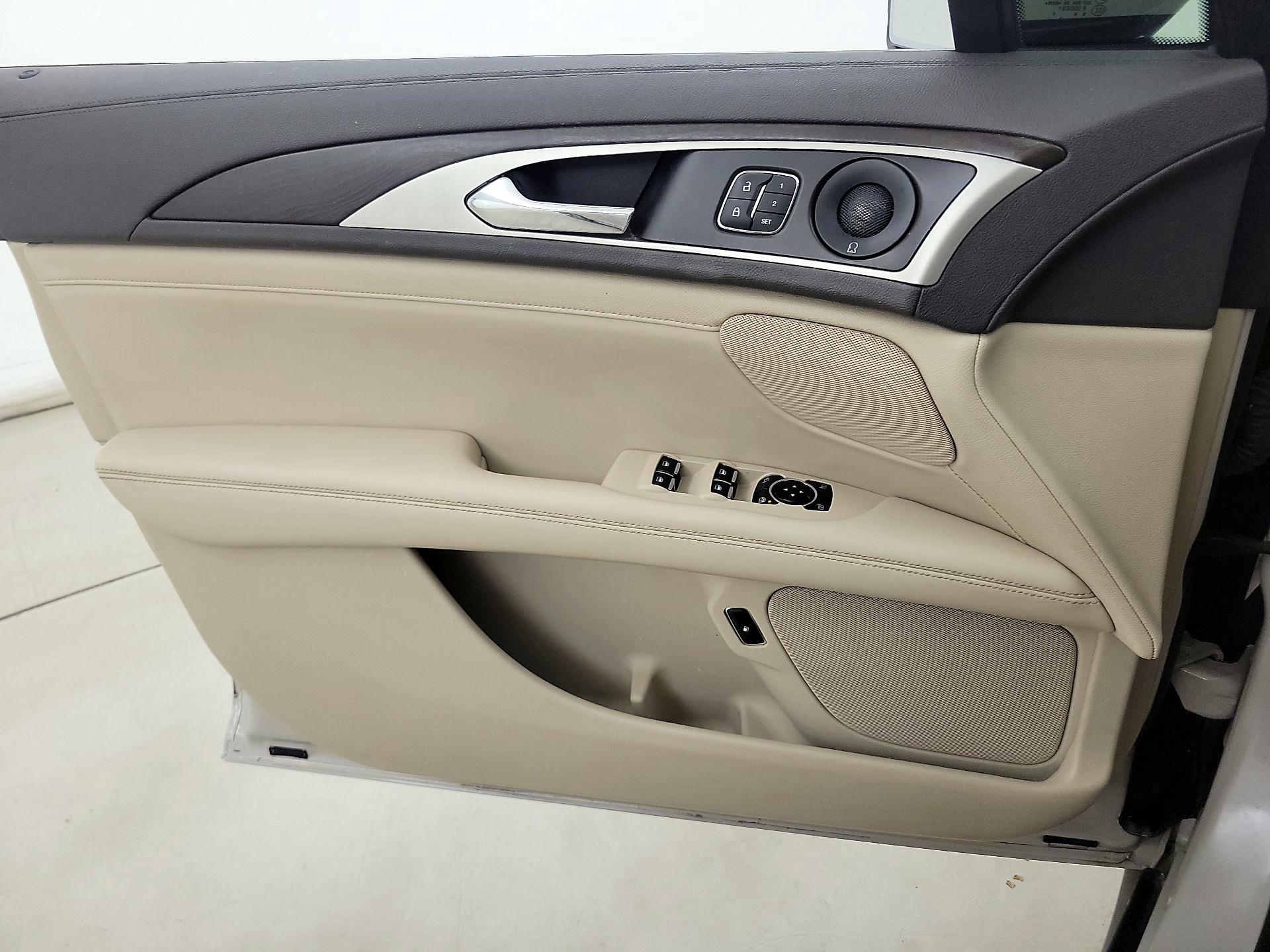 Thumbnail: 2020 Lincoln MKZ - 12