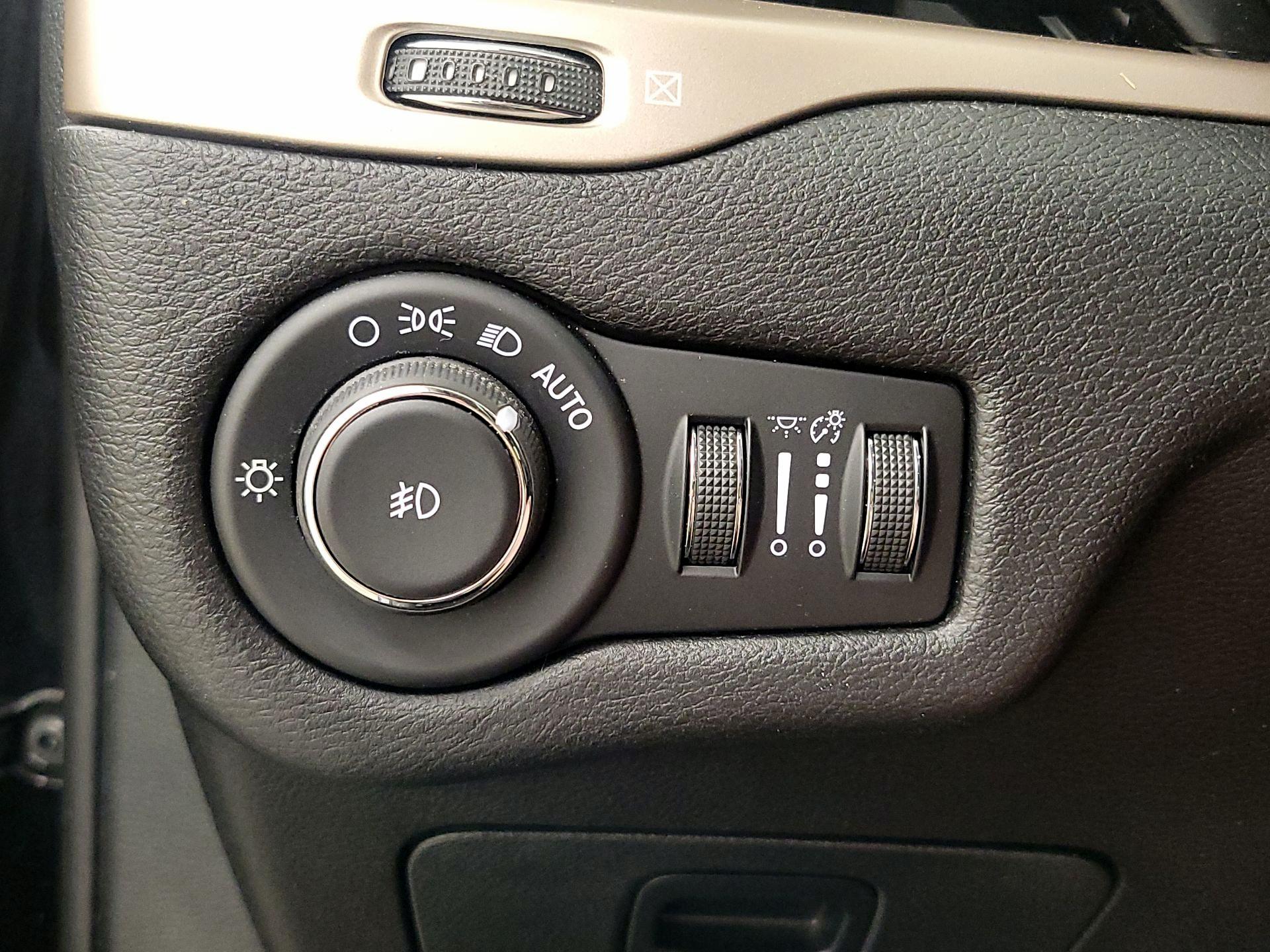 Thumbnail: 2017 Jeep Cherokee - 13