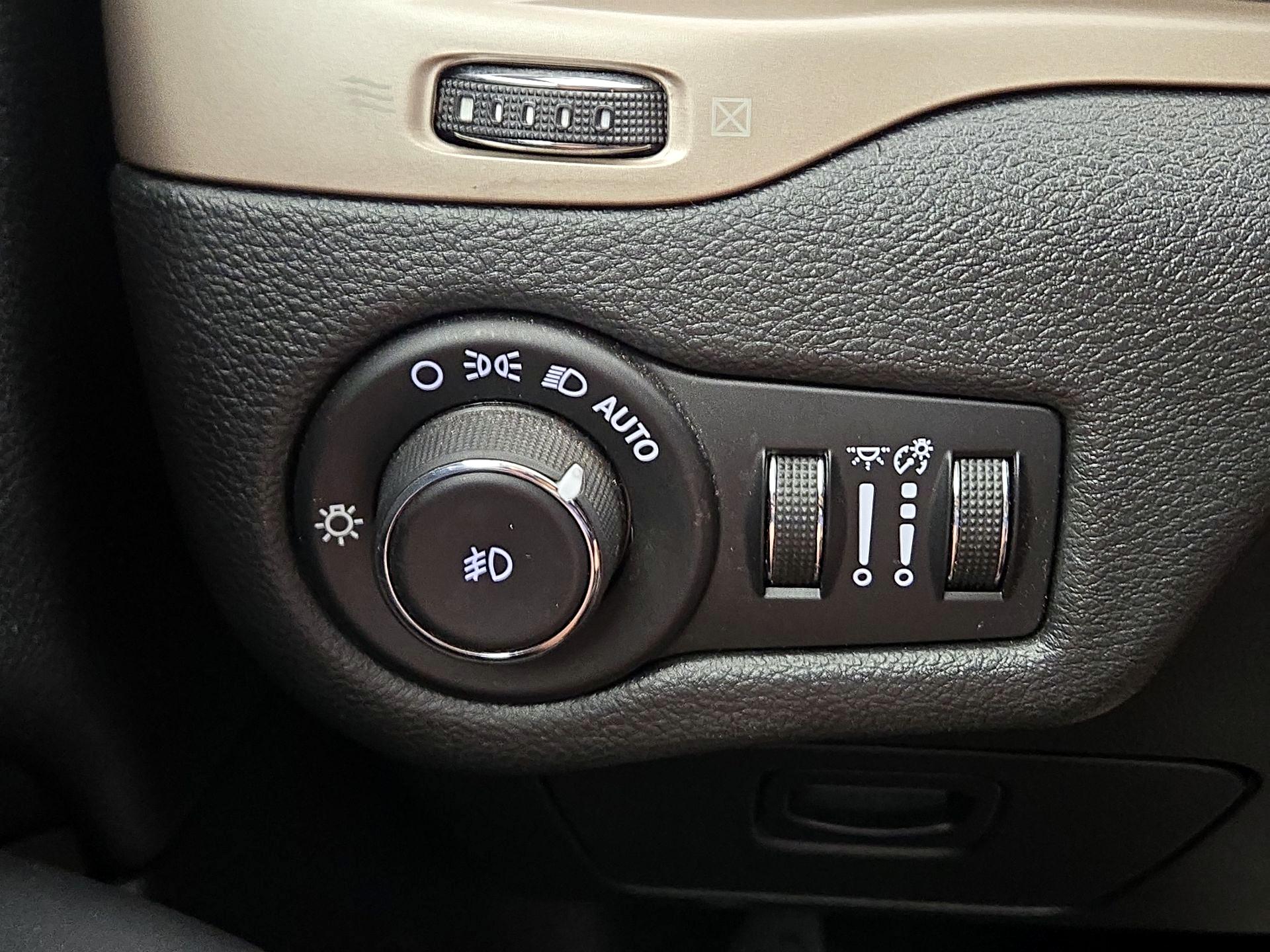 Thumbnail: 2015 Jeep Cherokee - 13