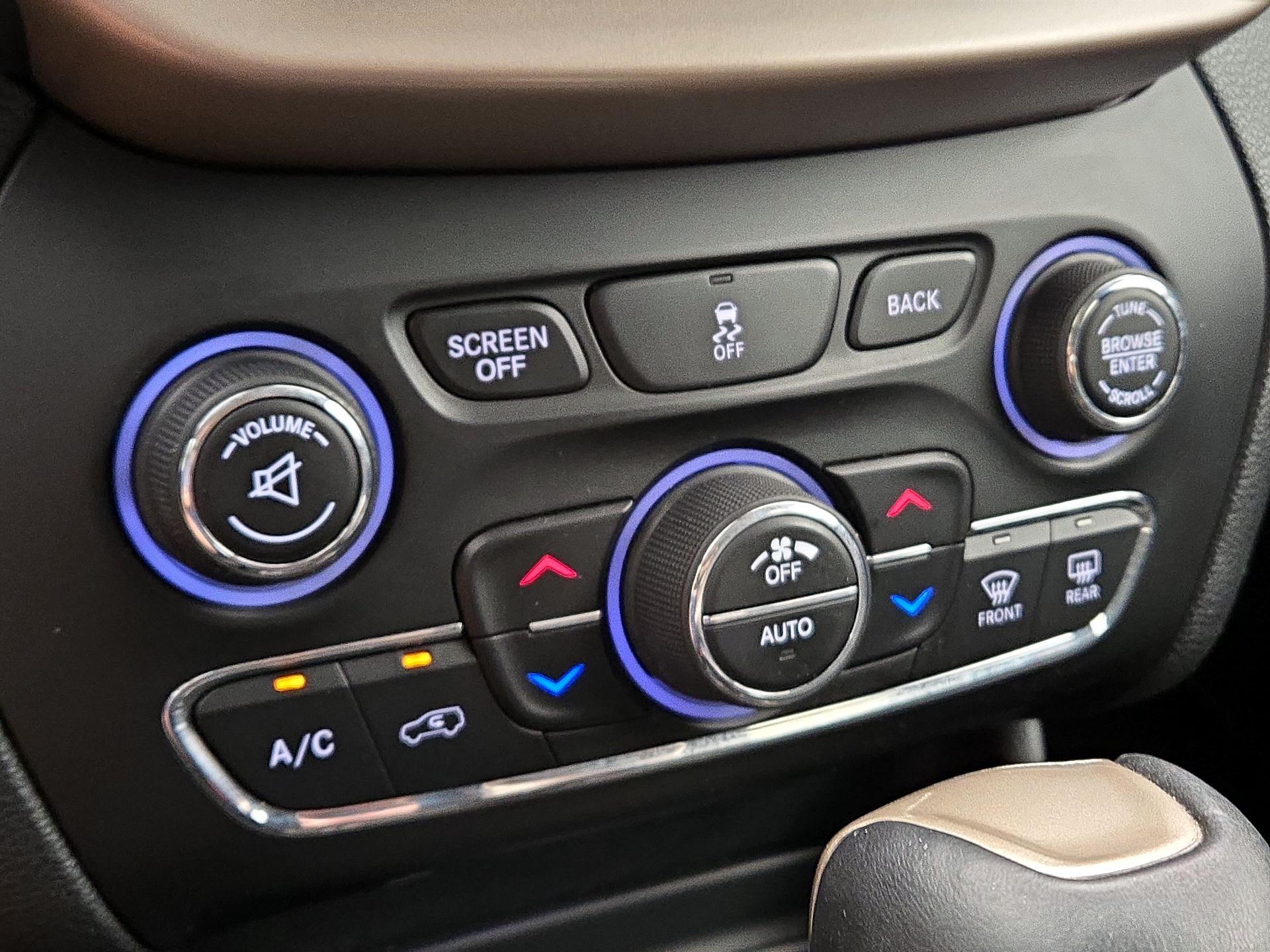 Thumbnail: 2015 Jeep Cherokee - 16