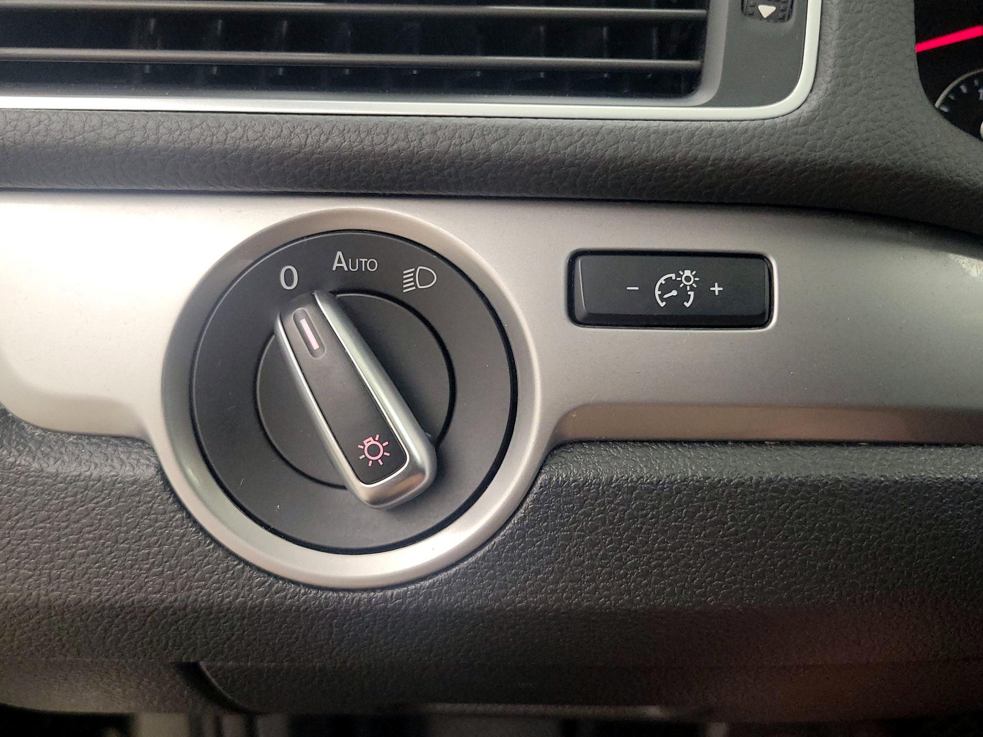 Thumbnail: 2014 Volkswagen Passat - 13
