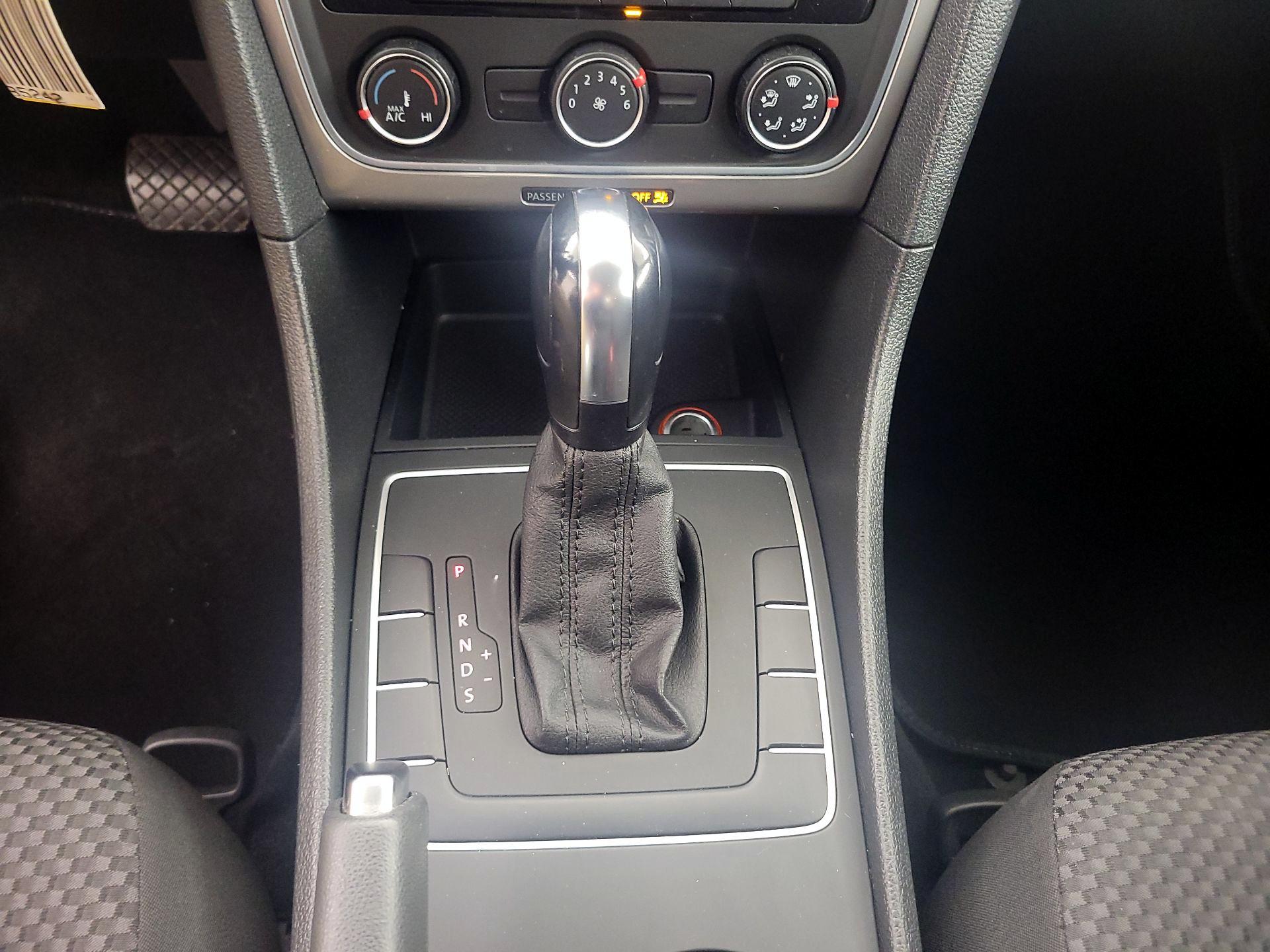Thumbnail: 2014 Volkswagen Passat - 16