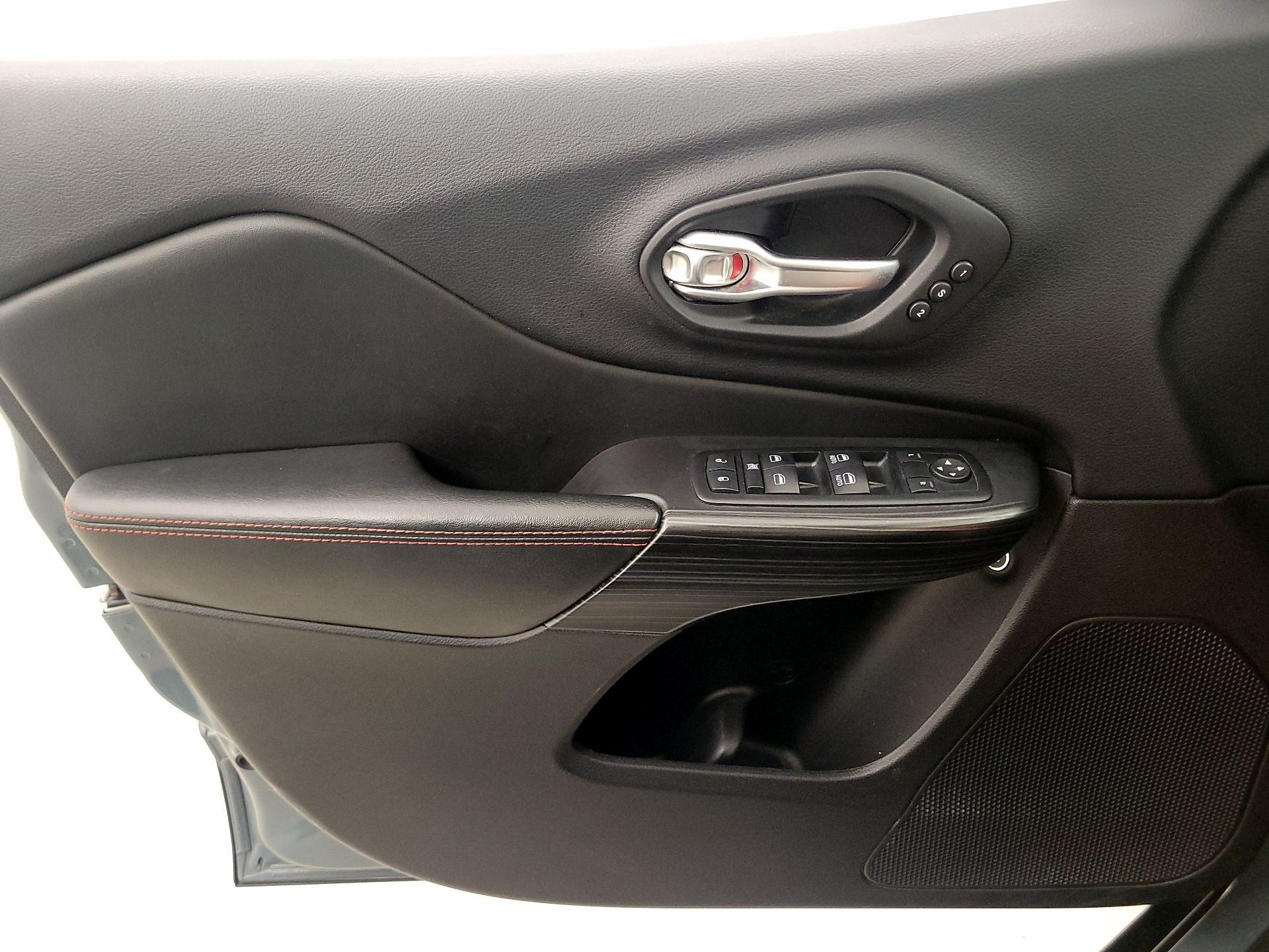 Thumbnail: 2015 Jeep Cherokee - 12