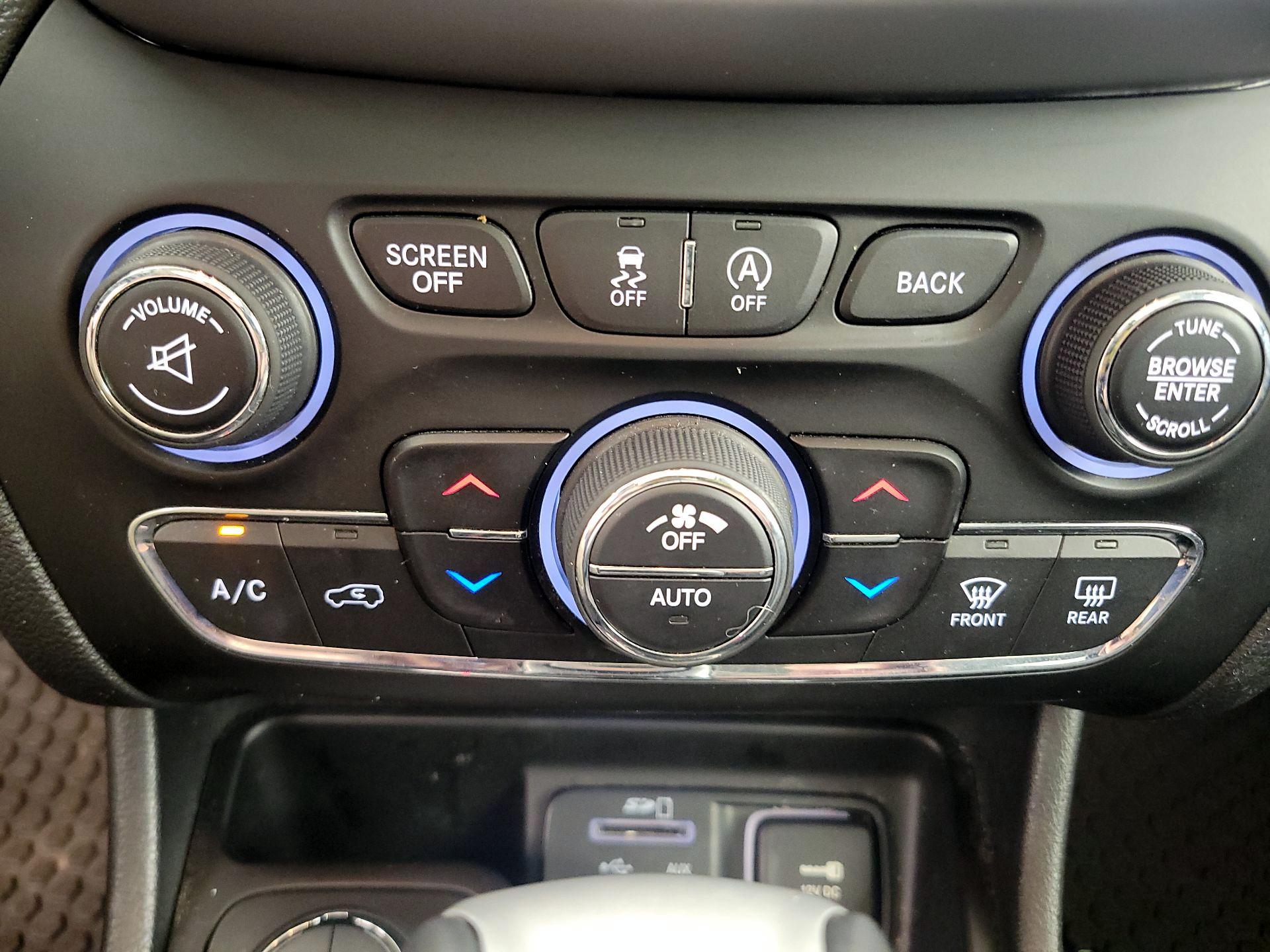 Thumbnail: 2015 Jeep Cherokee - 17