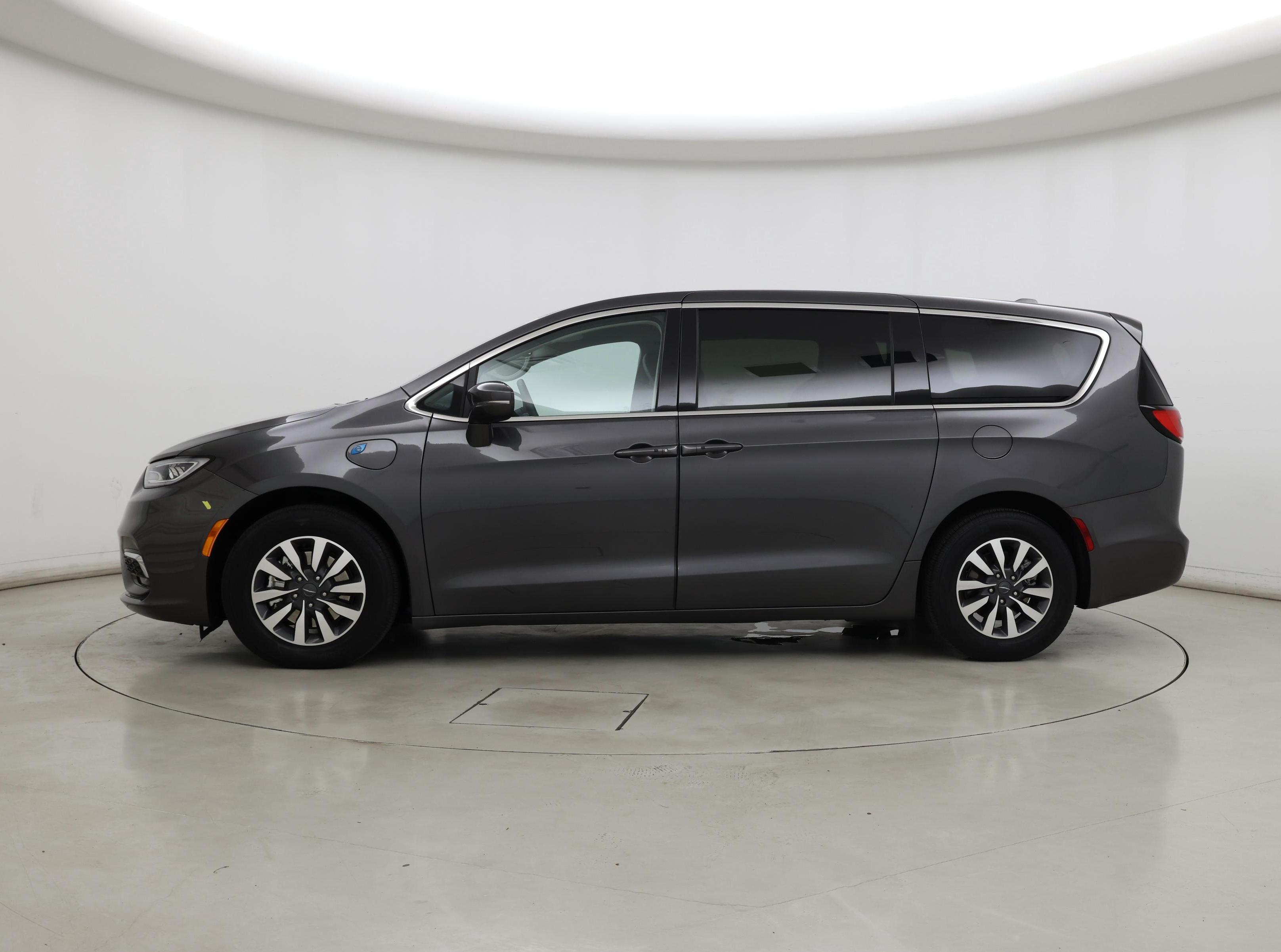 Thumbnail: 2022 Chrysler Pacifica - 3