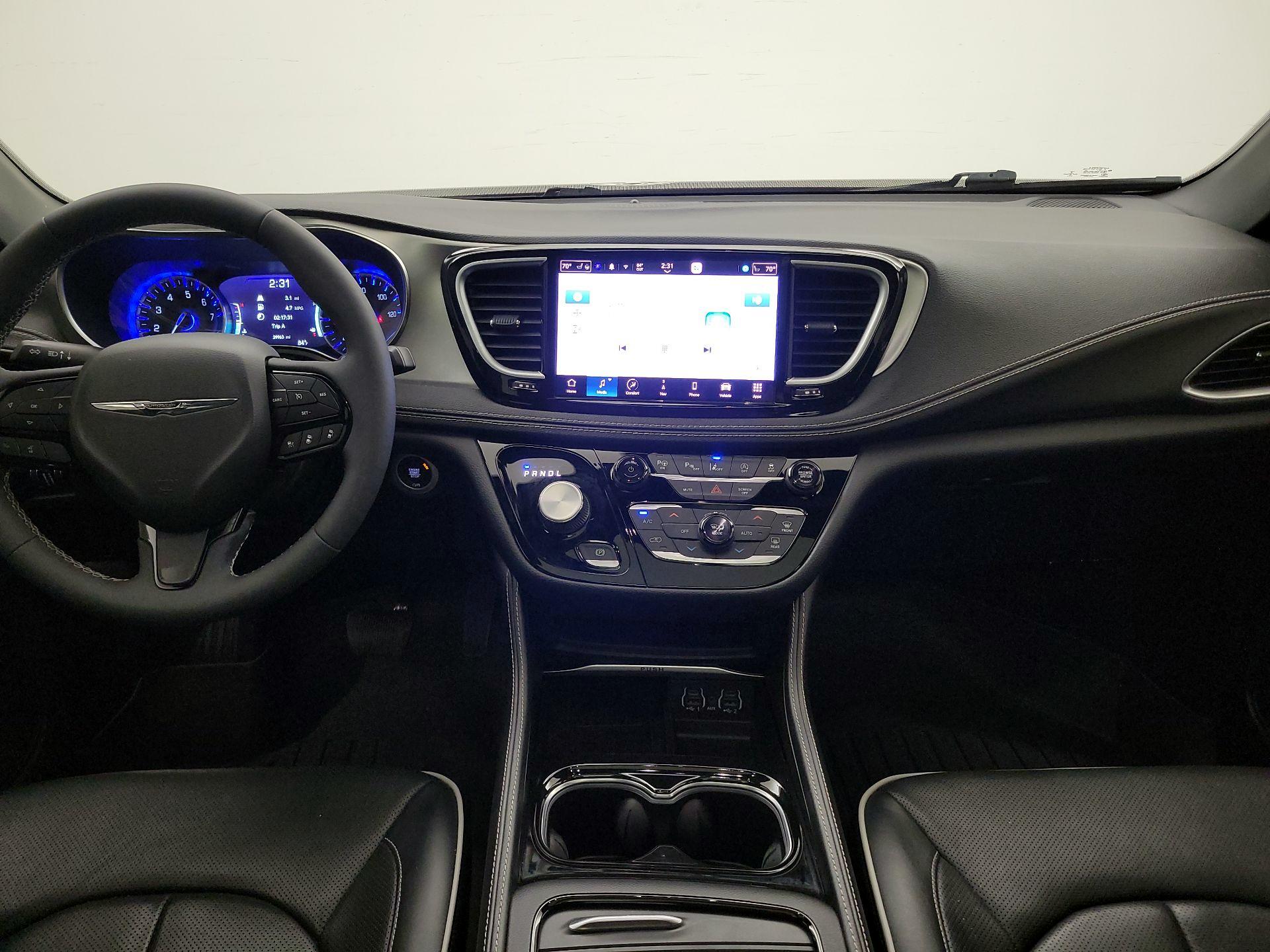 Thumbnail: 2022 Chrysler Pacifica - 9