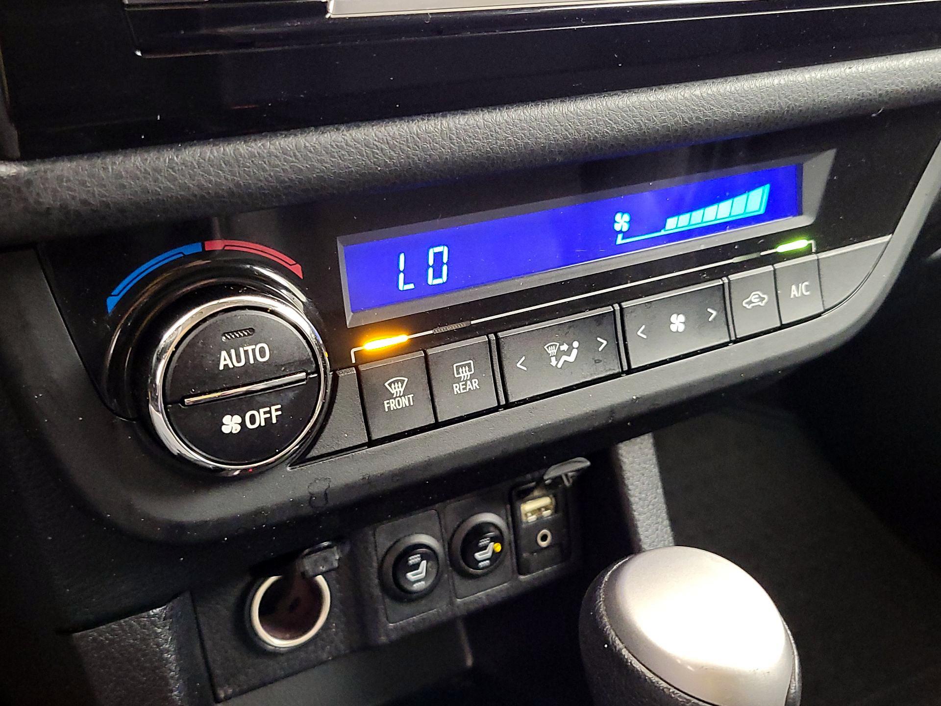Thumbnail: 2015 Toyota Corolla - 16