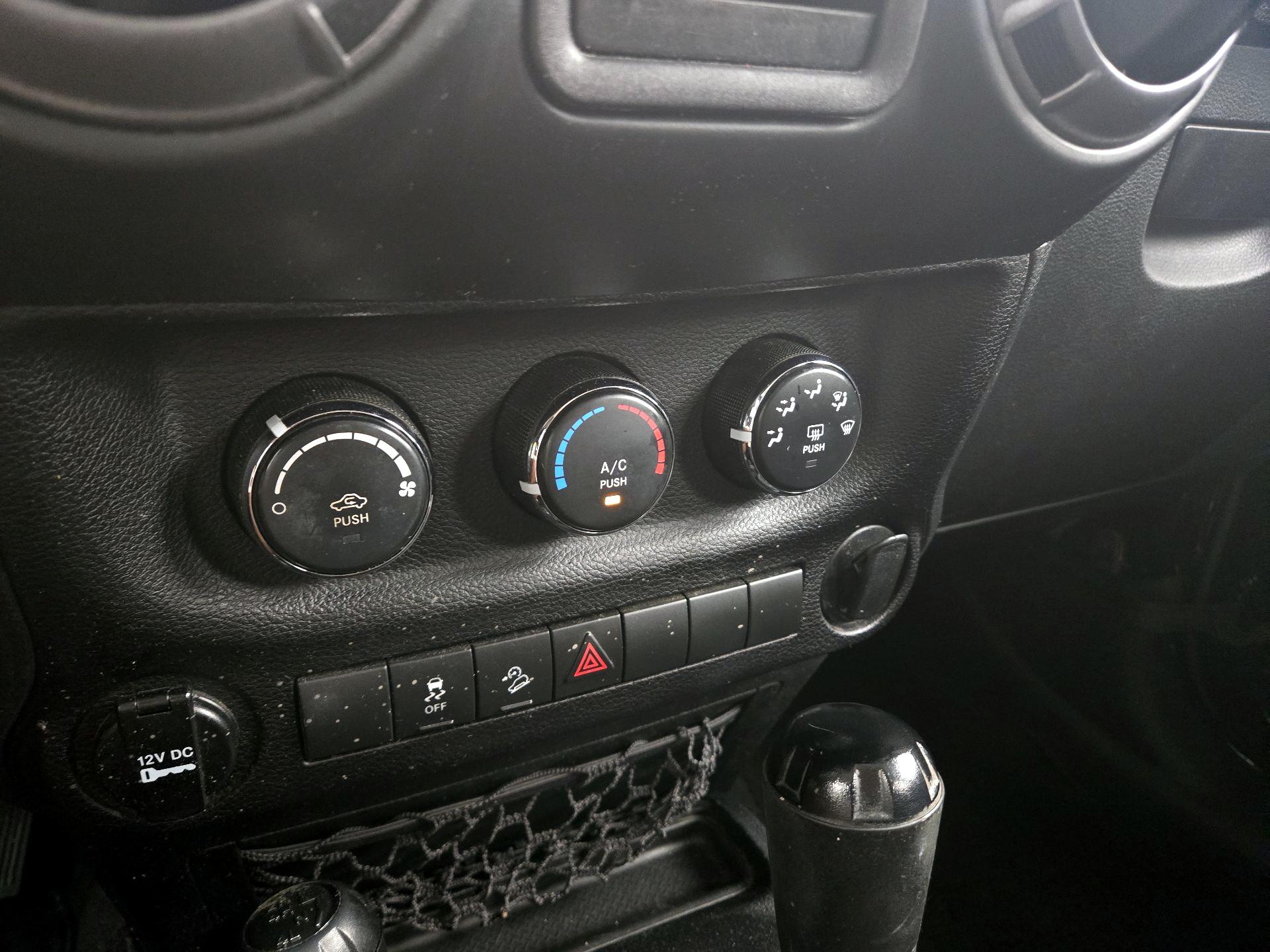 Thumbnail: 2014 Jeep Wrangler - 14