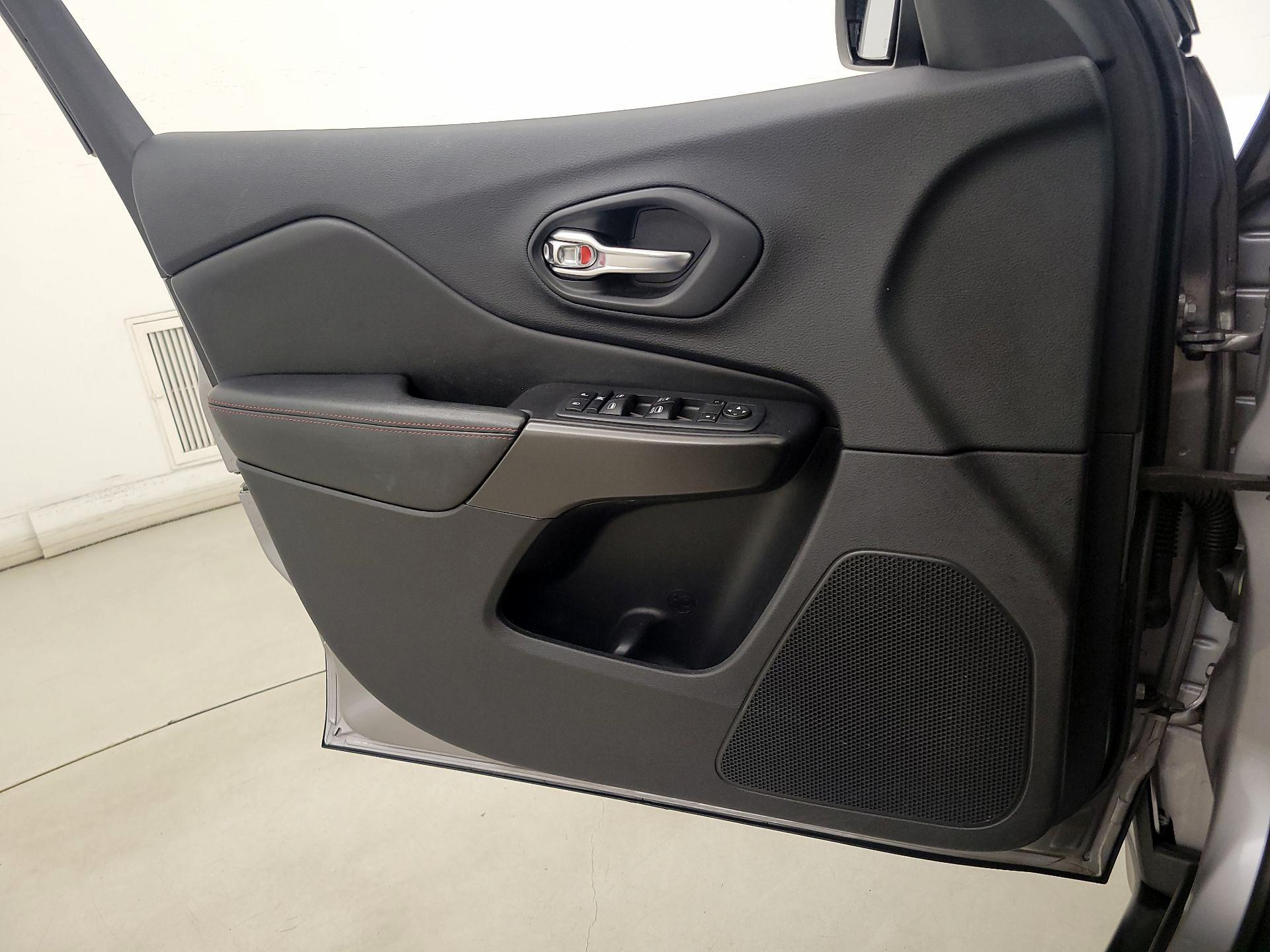 Thumbnail: 2020 Jeep Cherokee - 12