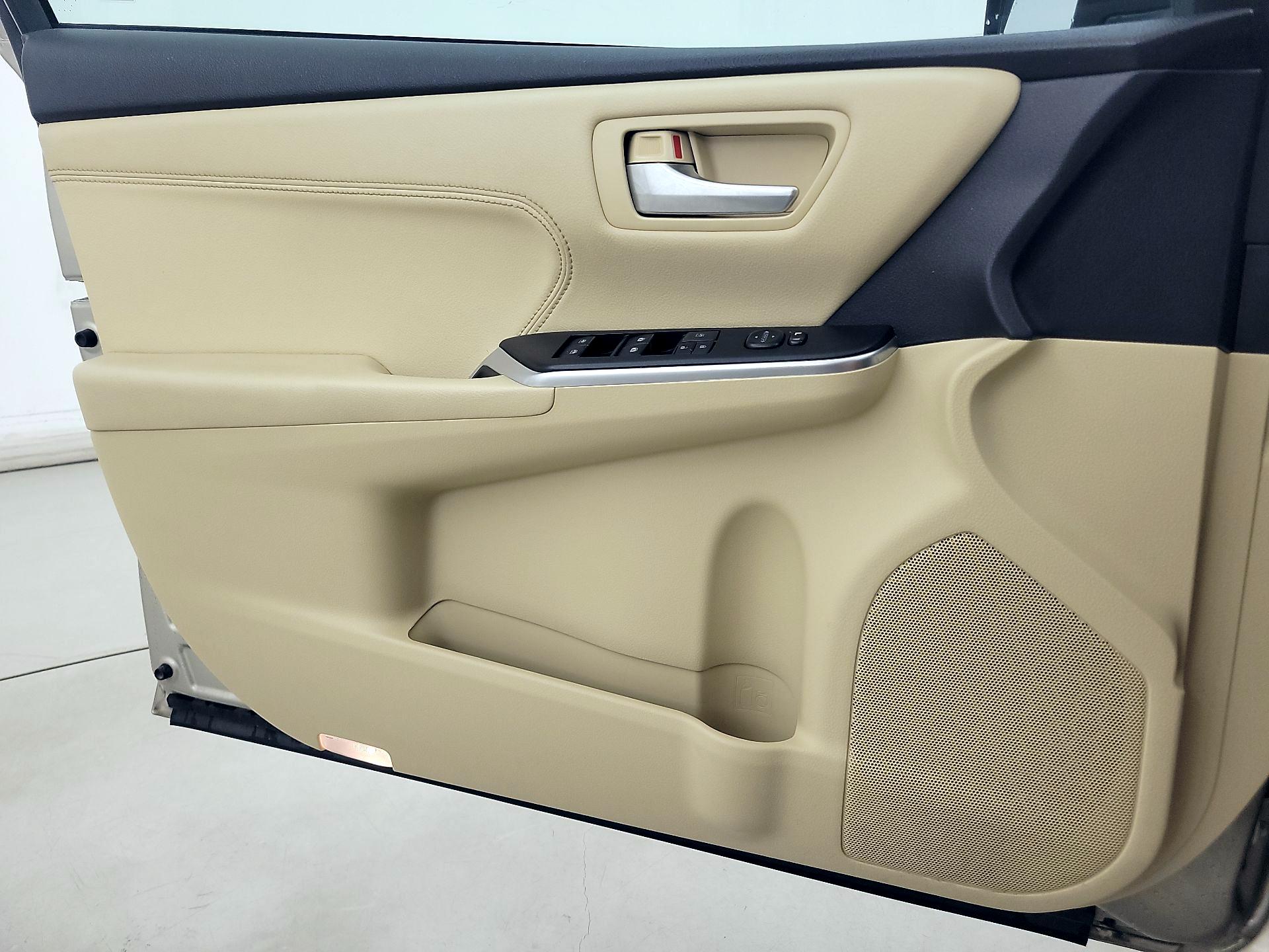 Thumbnail: 2015 Toyota Camry - 12