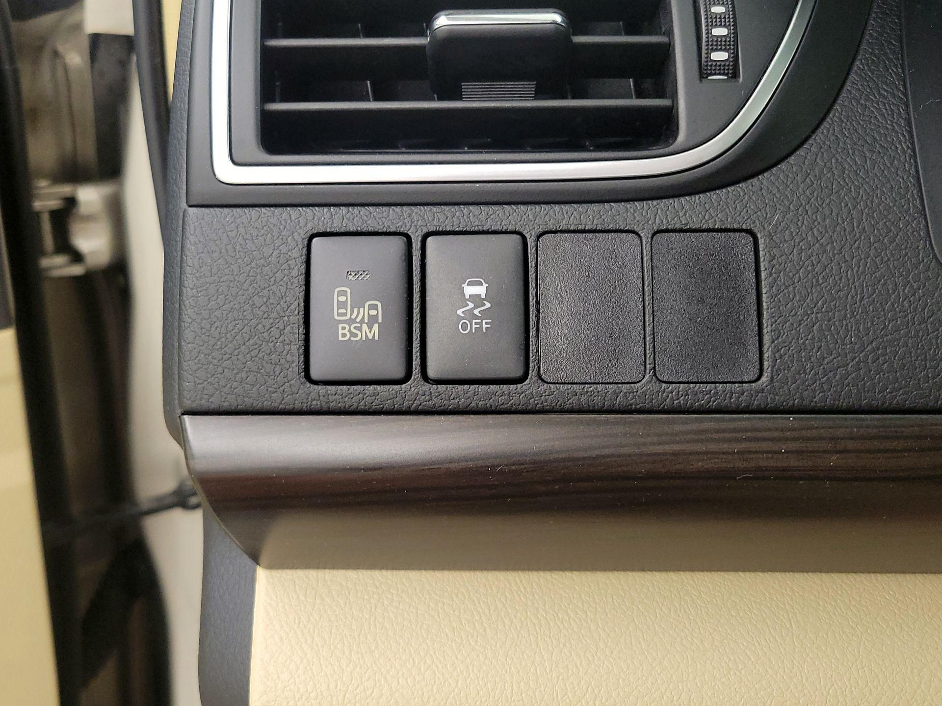 Thumbnail: 2015 Toyota Camry - 13