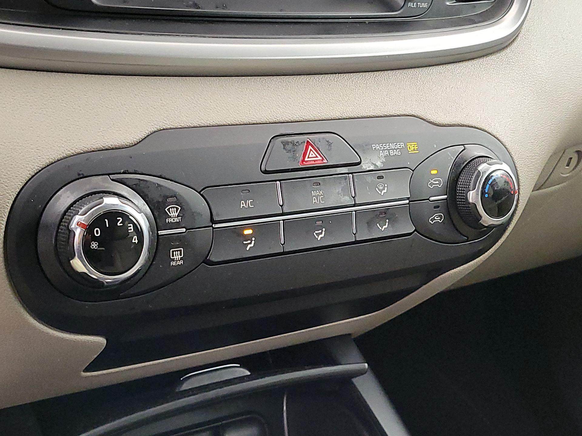 Thumbnail: 2020 Kia Sorento - 16