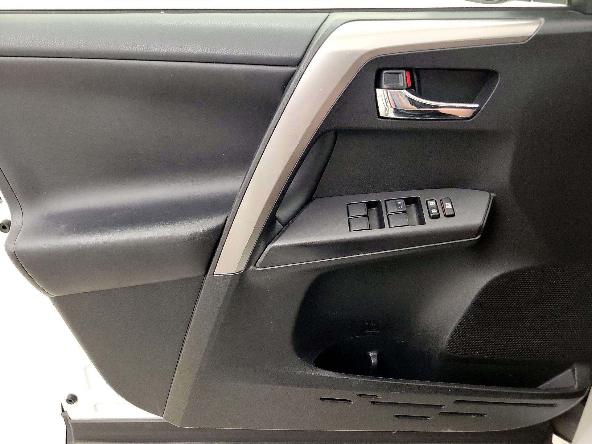 Thumbnail: 2018 Toyota RAV4 - 12