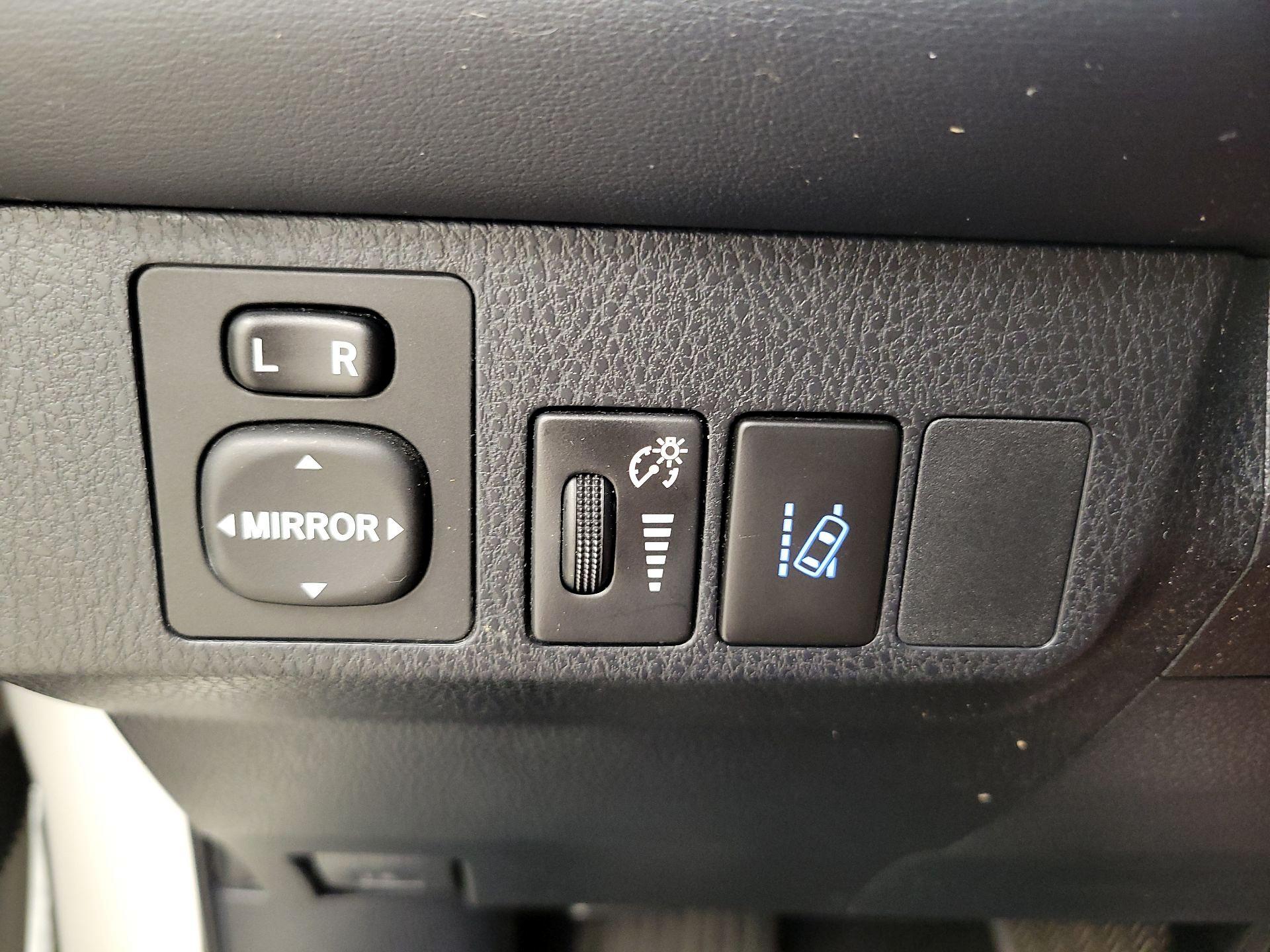 Thumbnail: 2018 Toyota RAV4 - 13