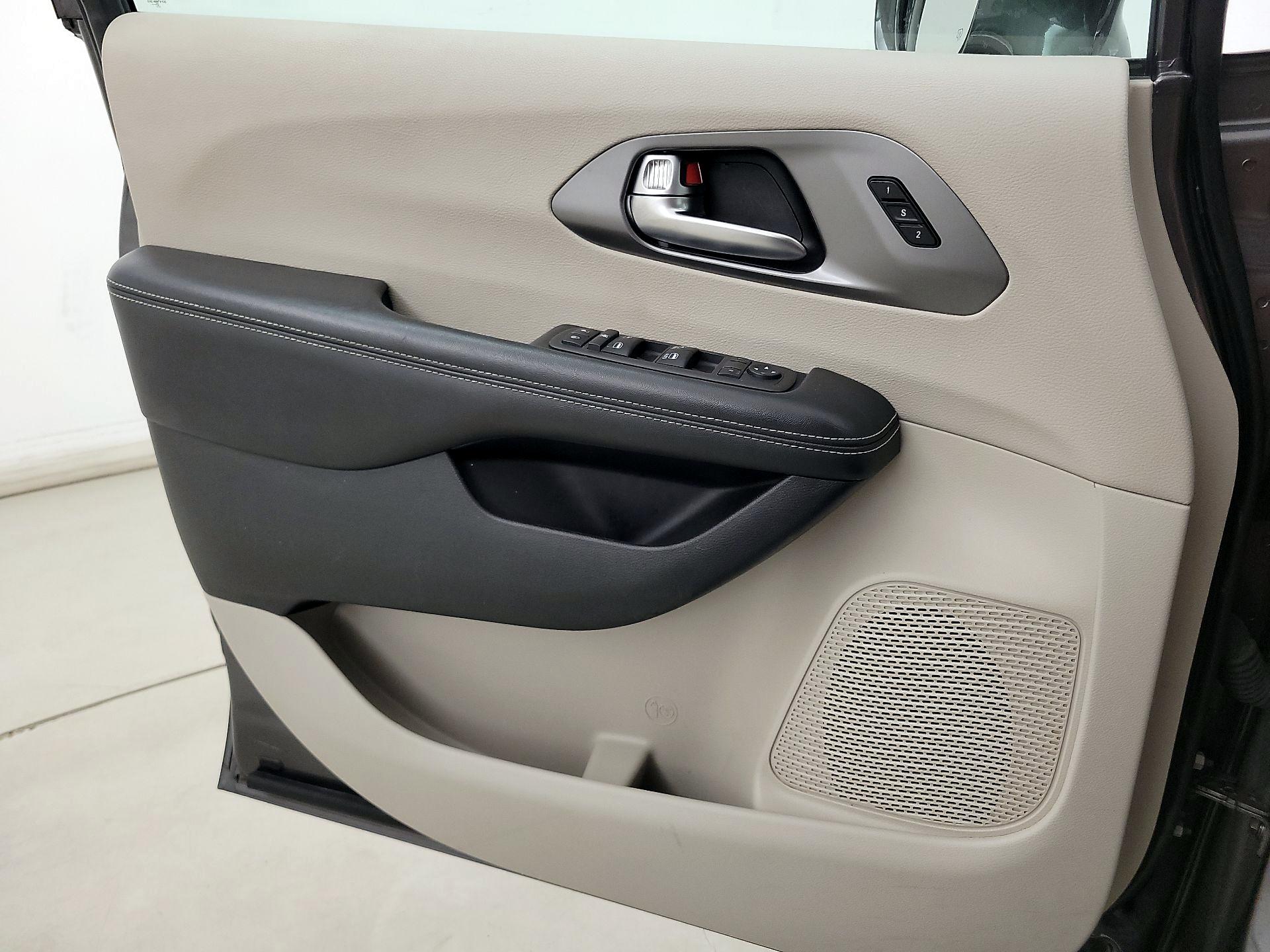 Thumbnail: 2022 Chrysler Pacifica - 12