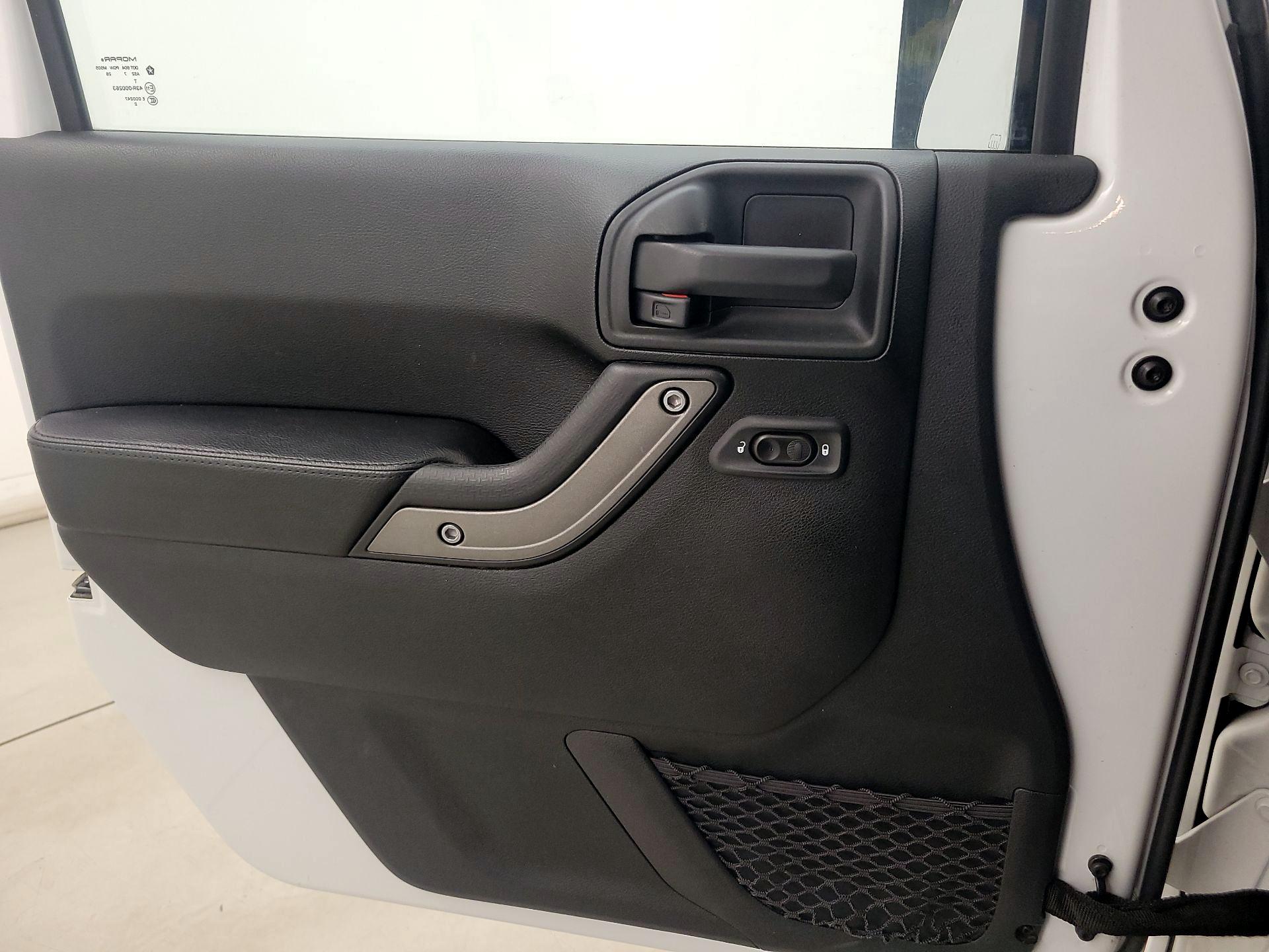 Thumbnail: 2017 Jeep Wrangler - 12