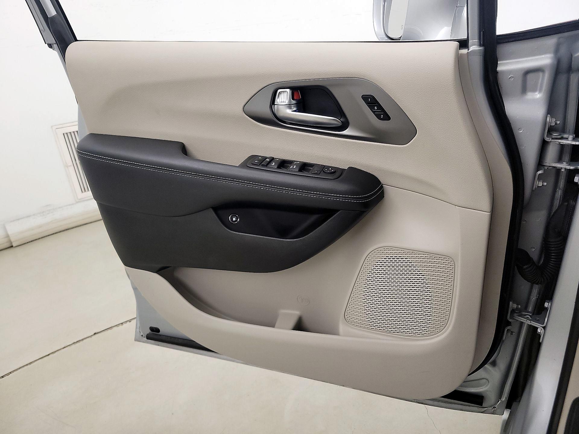 Thumbnail: 2022 Chrysler Pacifica - 12