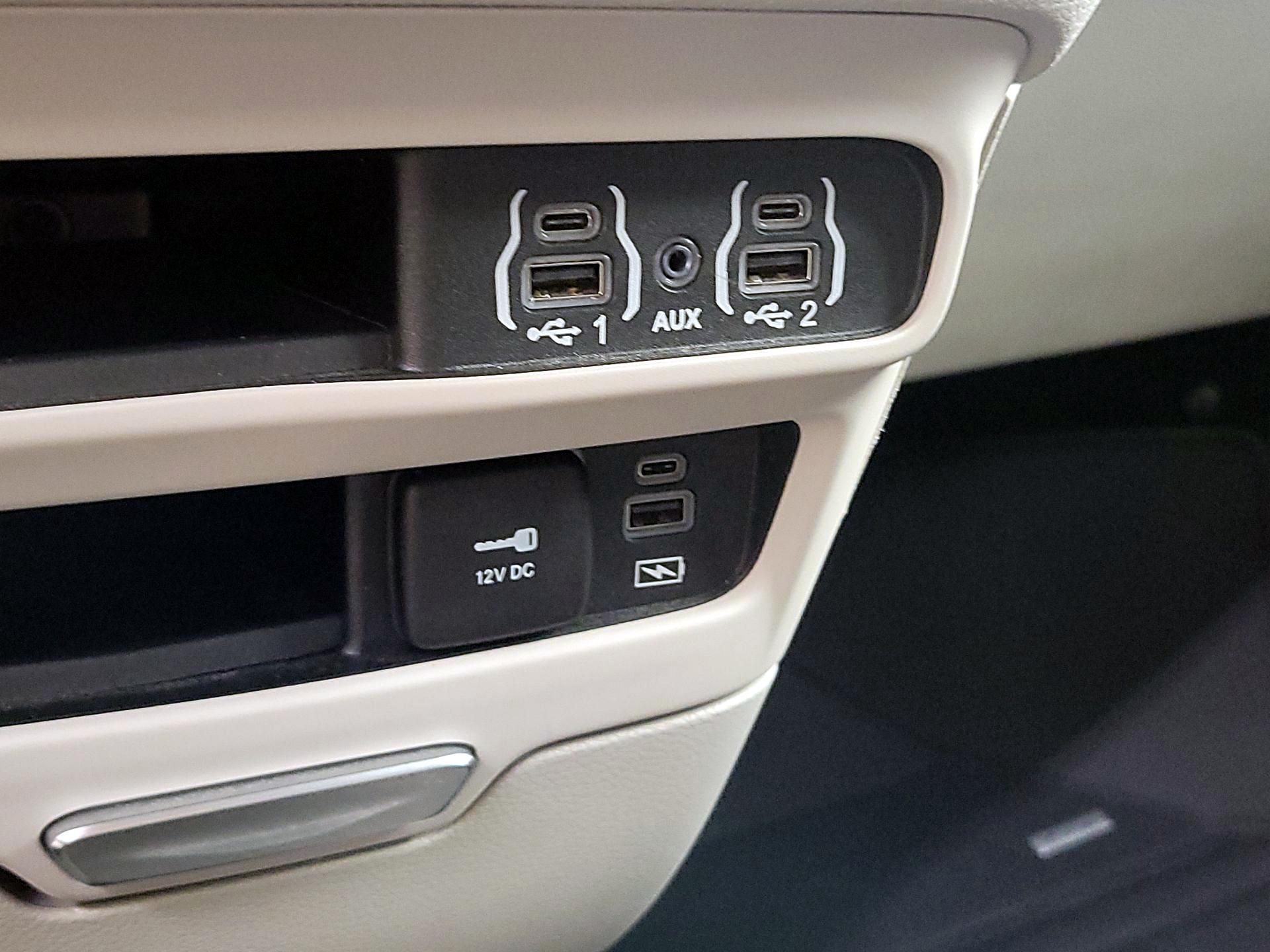 Thumbnail: 2022 Chrysler Pacifica - 18