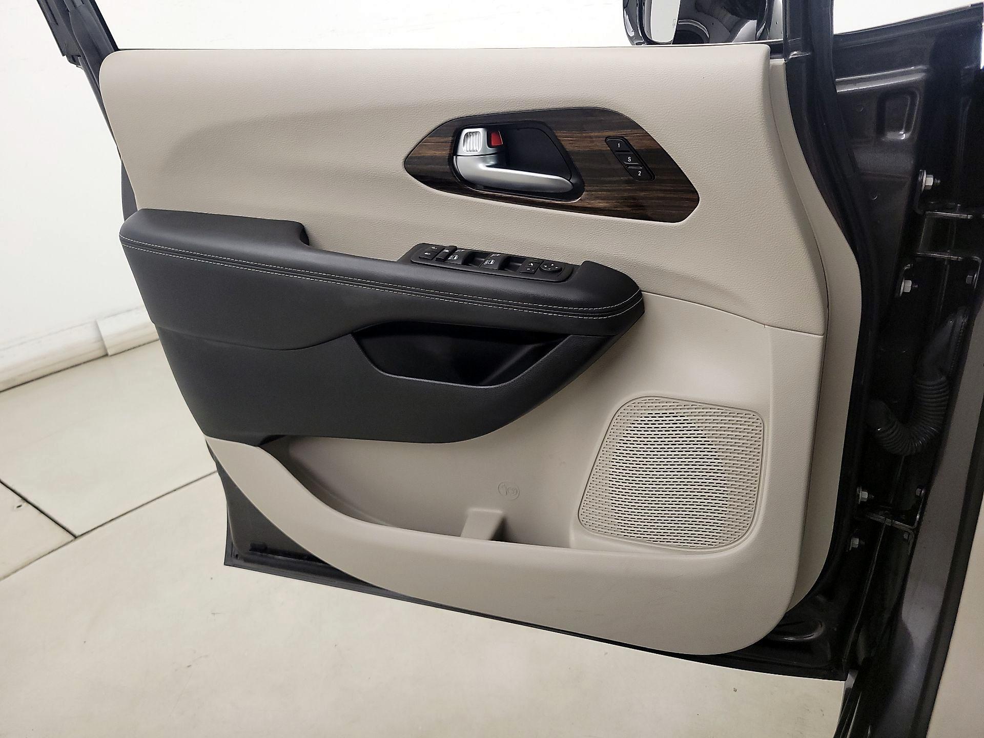 Thumbnail: 2023 Chrysler Pacifica - 12