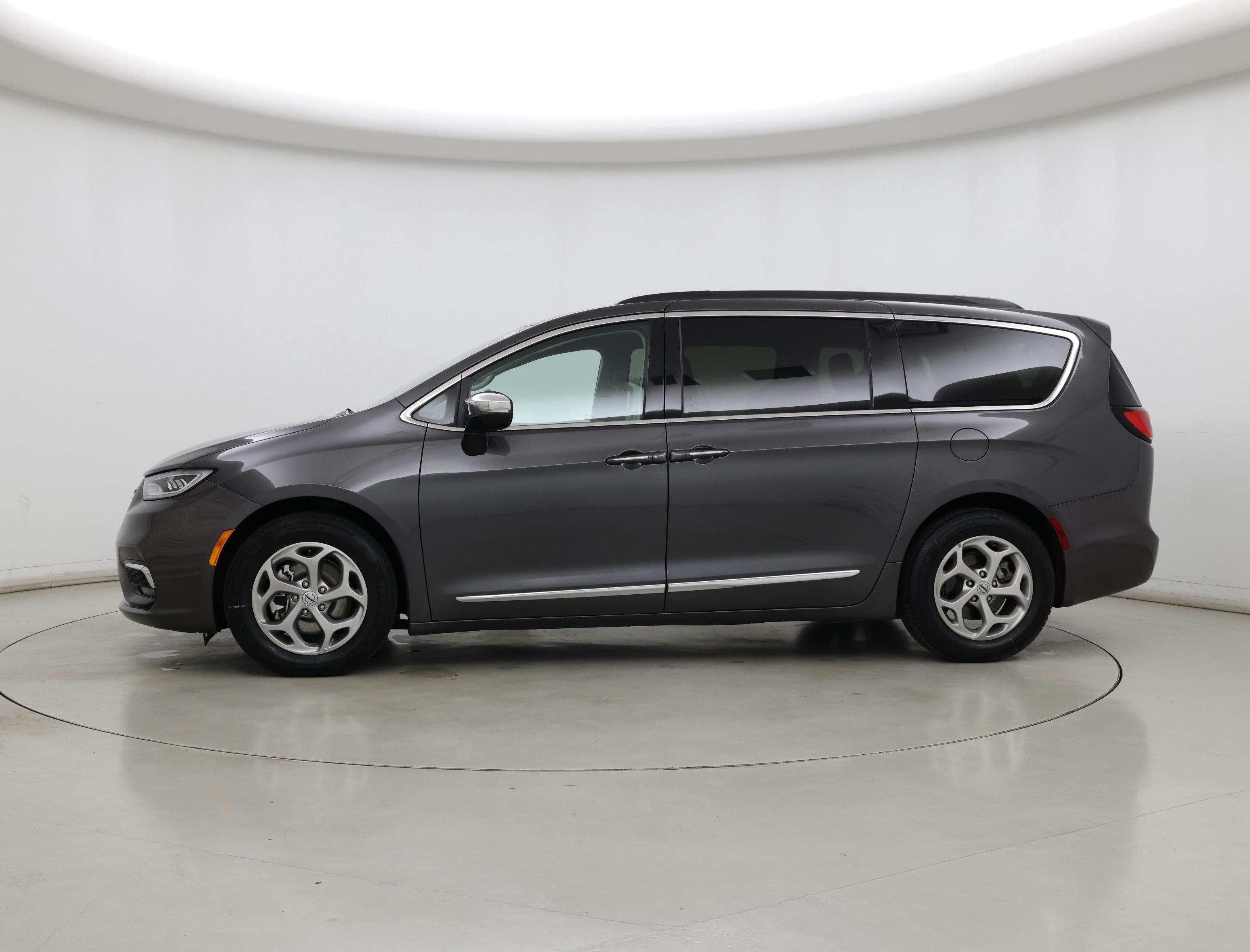 Thumbnail: 2023 Chrysler Pacifica - 3