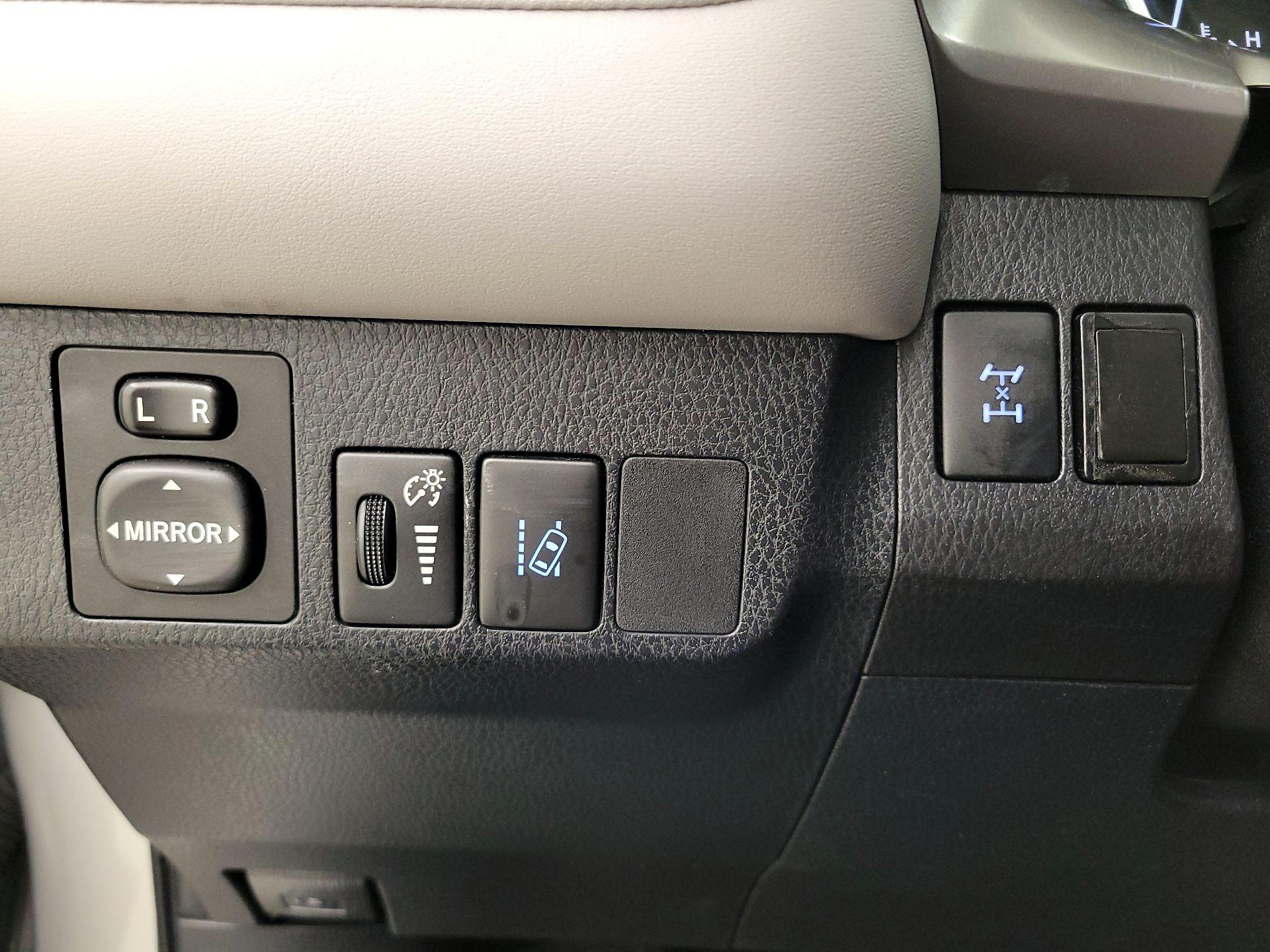 Thumbnail: 2018 Toyota RAV4 - 12