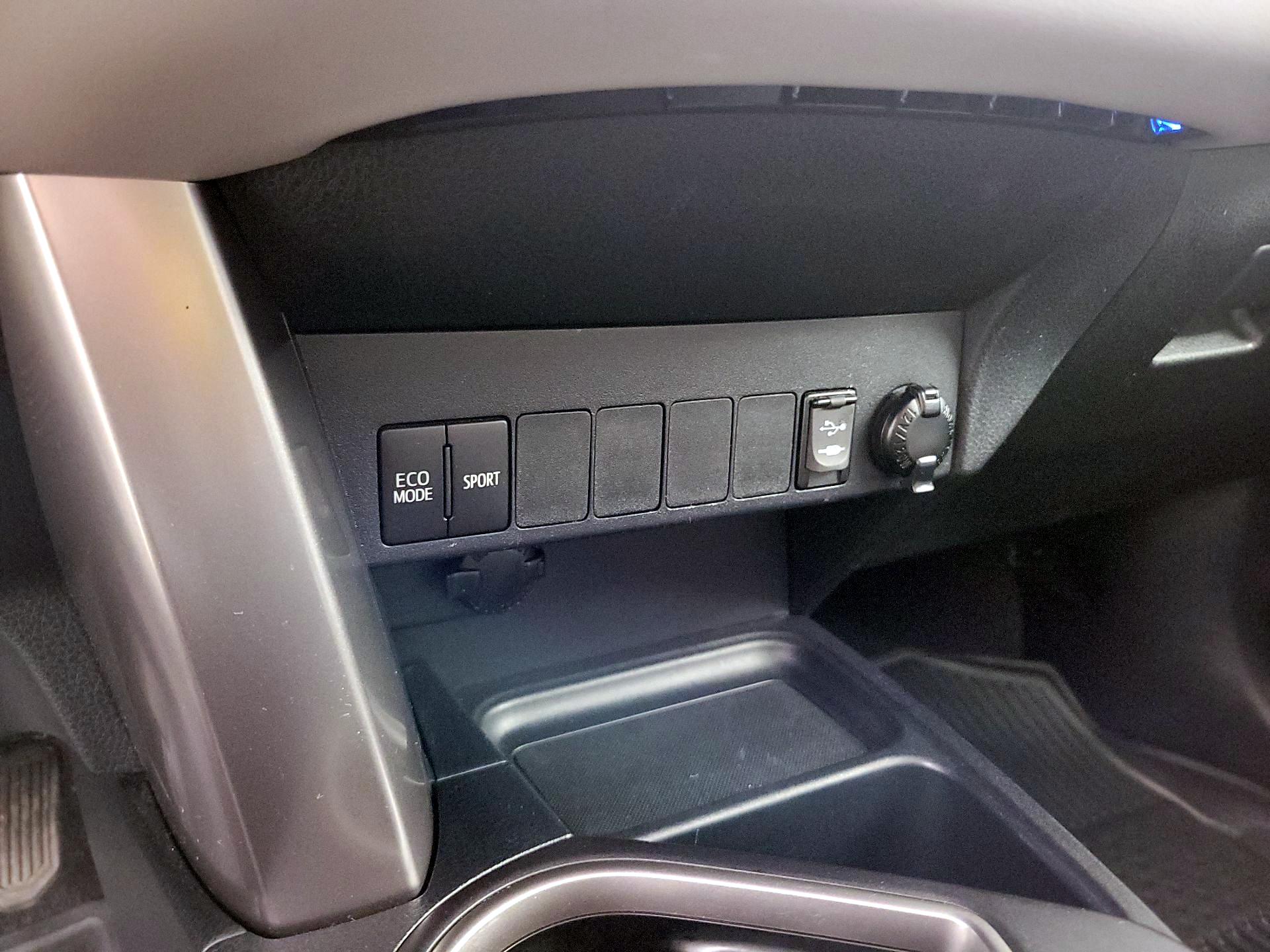 Thumbnail: 2018 Toyota RAV4 - 18