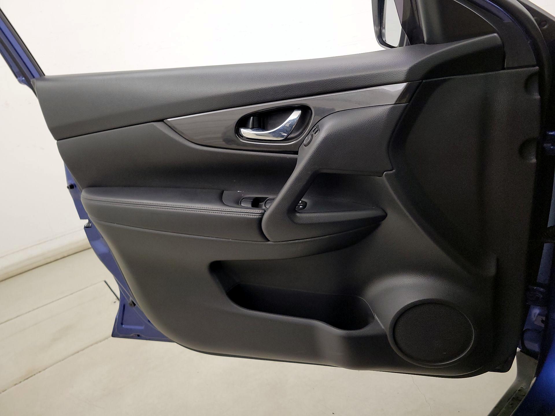 Thumbnail: 2017 Nissan Rogue - 12