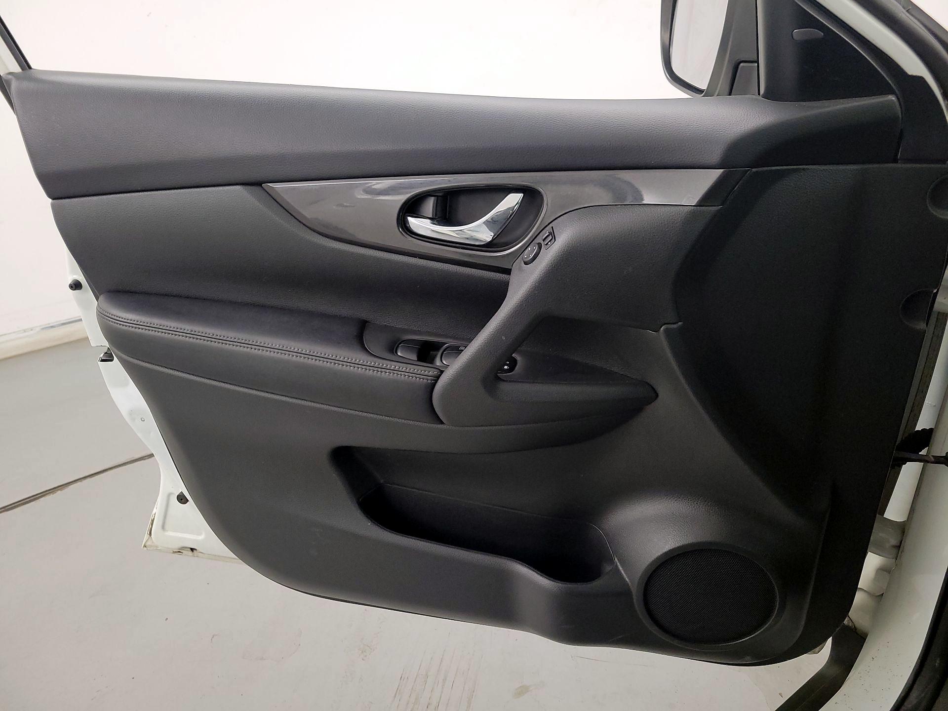 Thumbnail: 2017 Nissan Rogue - 12