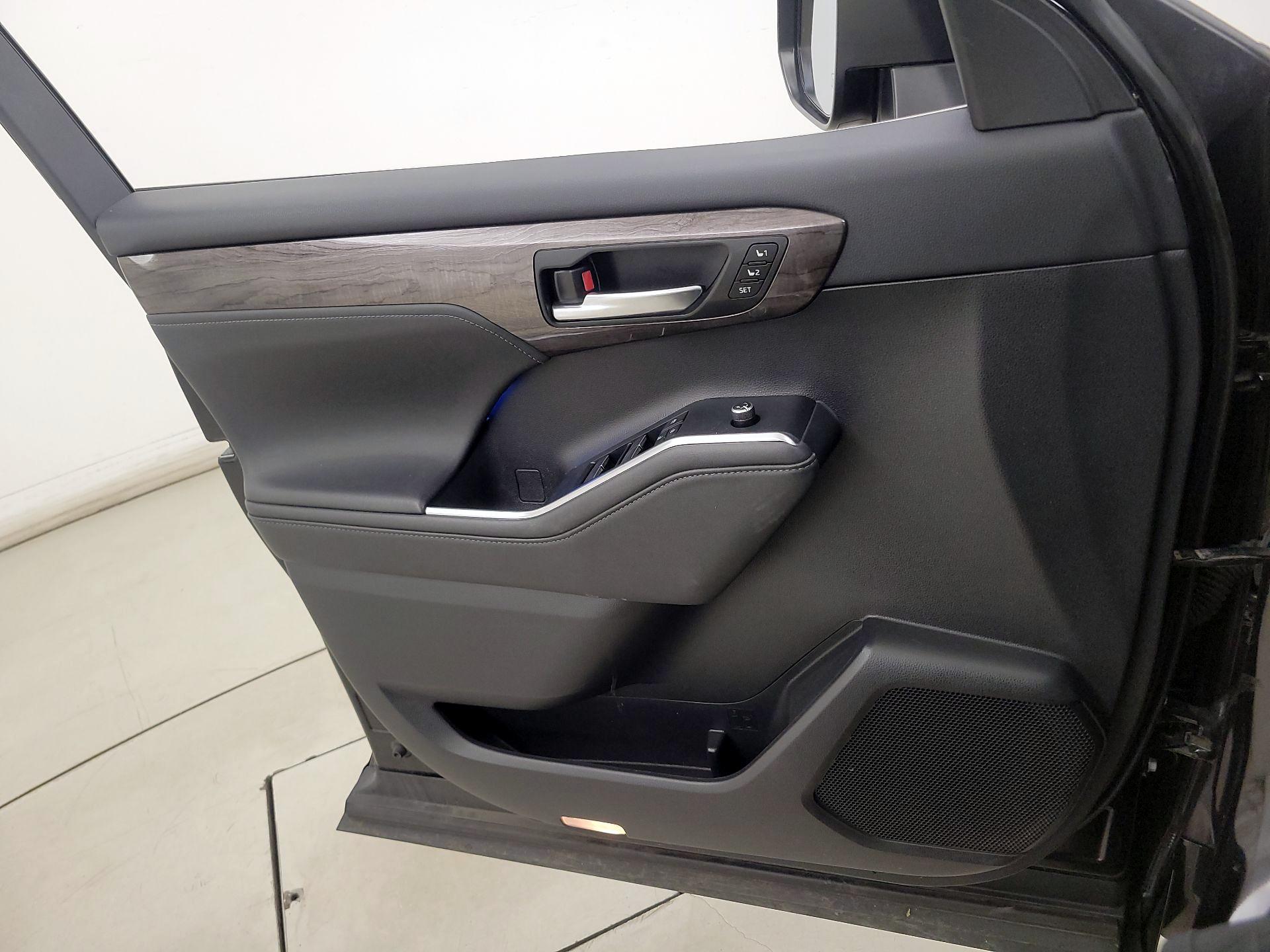 Thumbnail: 2020 Toyota Highlander - 12