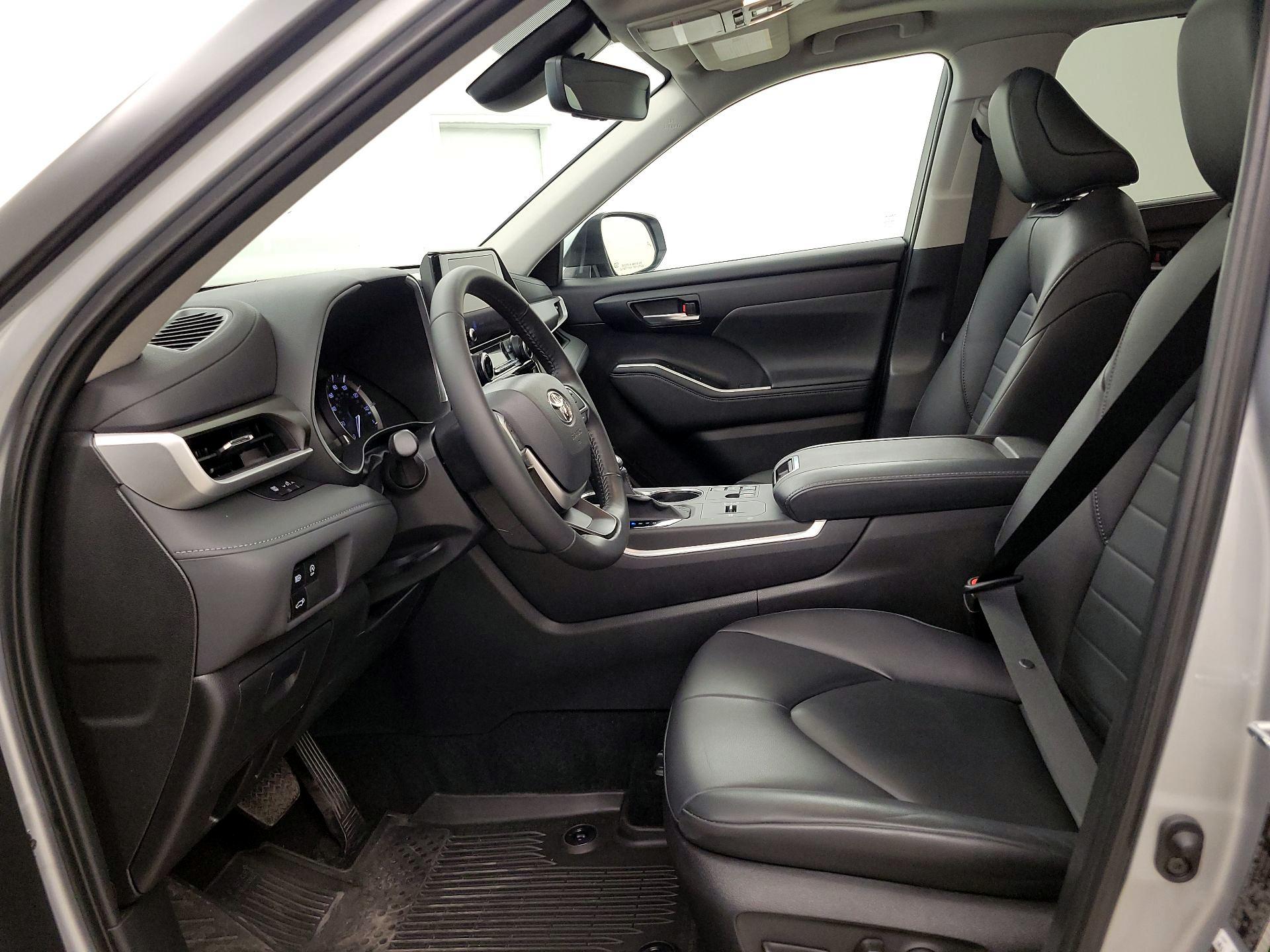 Thumbnail: 2023 Toyota Highlander - 11