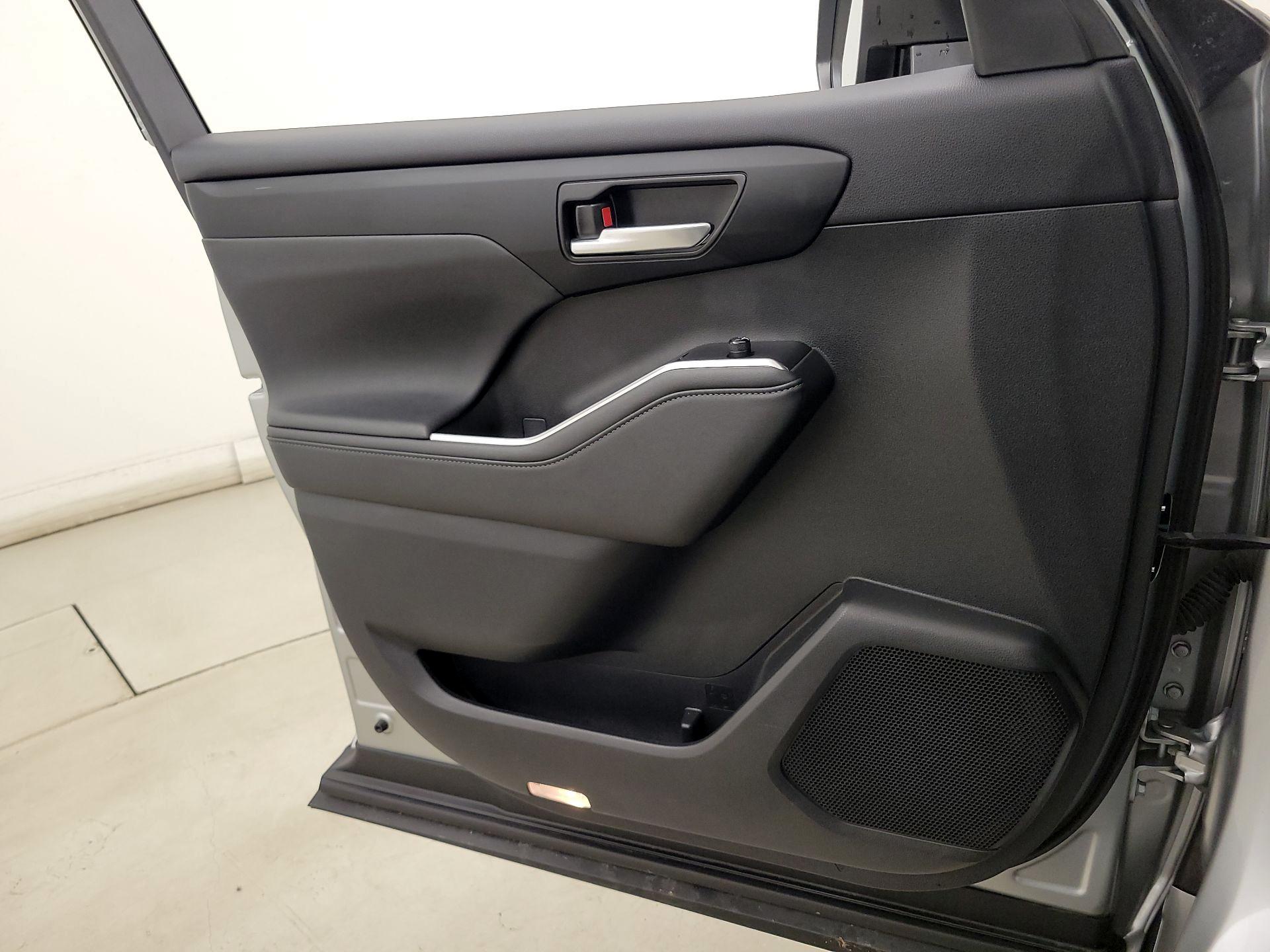 Thumbnail: 2023 Toyota Highlander - 12