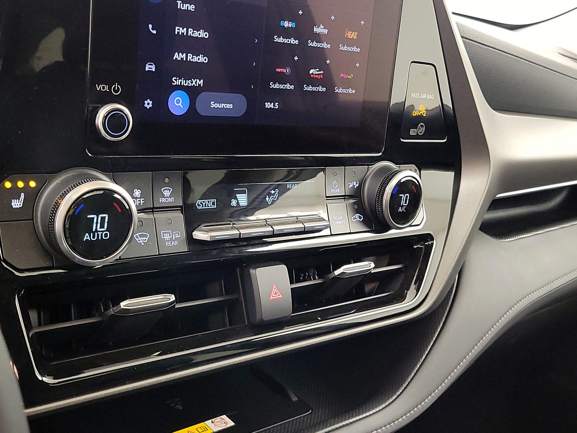 Thumbnail: 2023 Toyota Highlander - 16