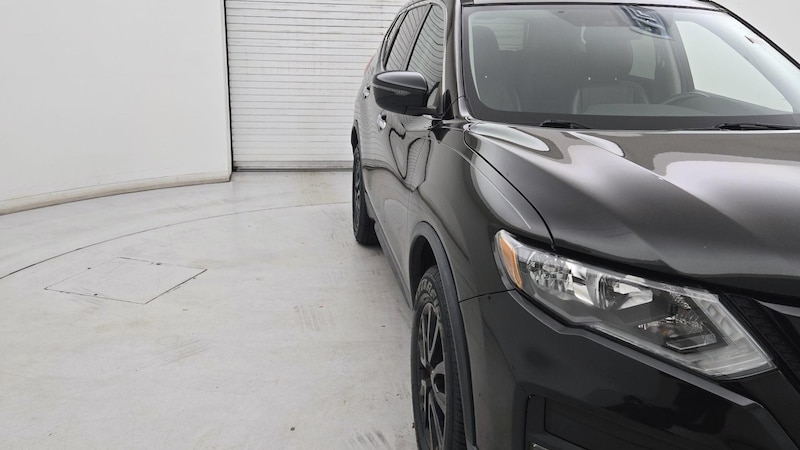 2018 Nissan Rogue SV Hero Image