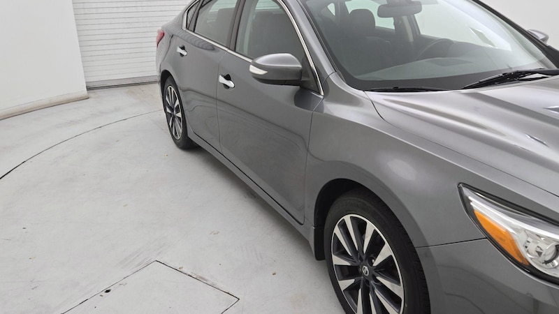 2017 Nissan Altima SV Hero Image